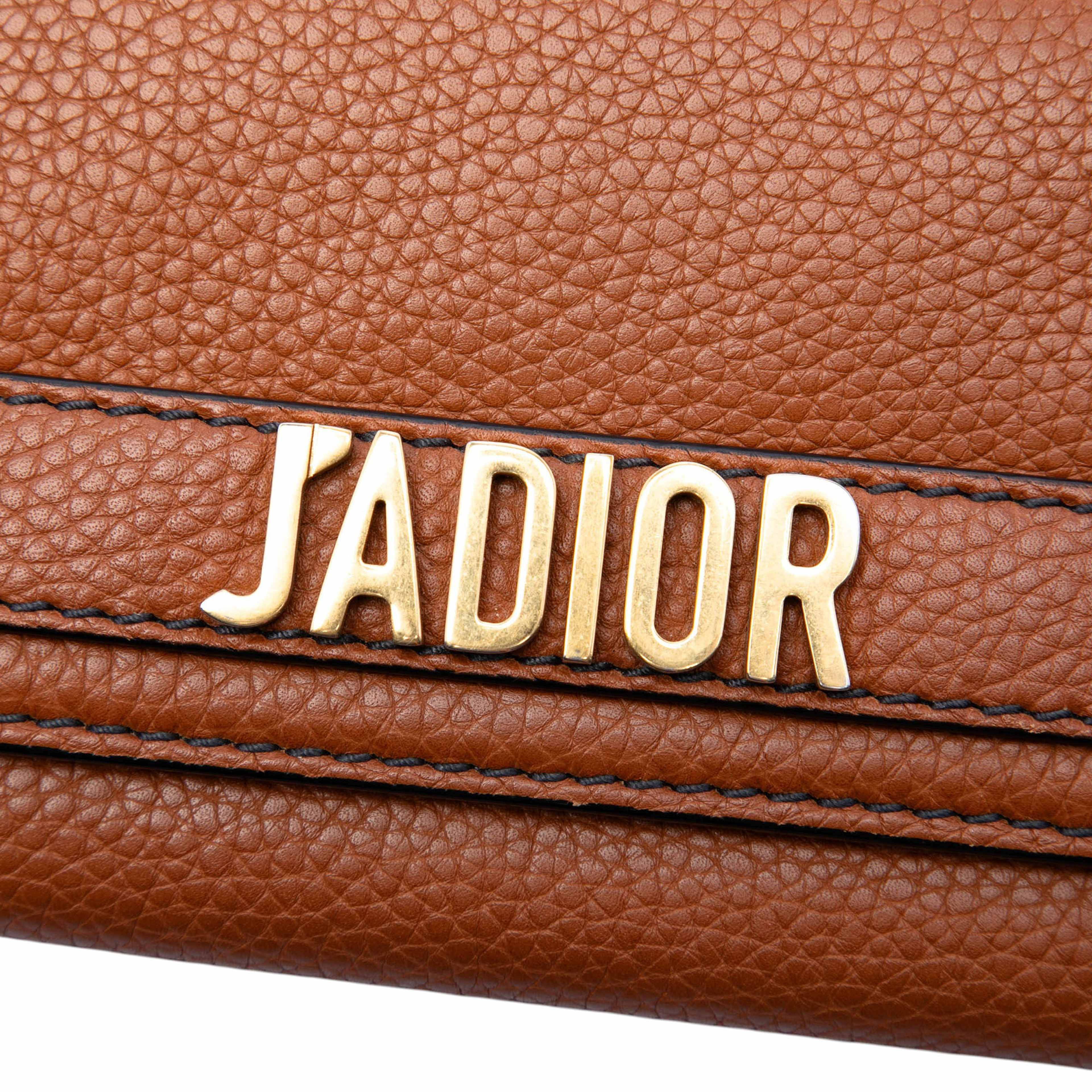 Dior Calfskin Jadior Wallet On Chain, från Luxclusif, i färgen brun. Klicka för att öppna bilden i stort format