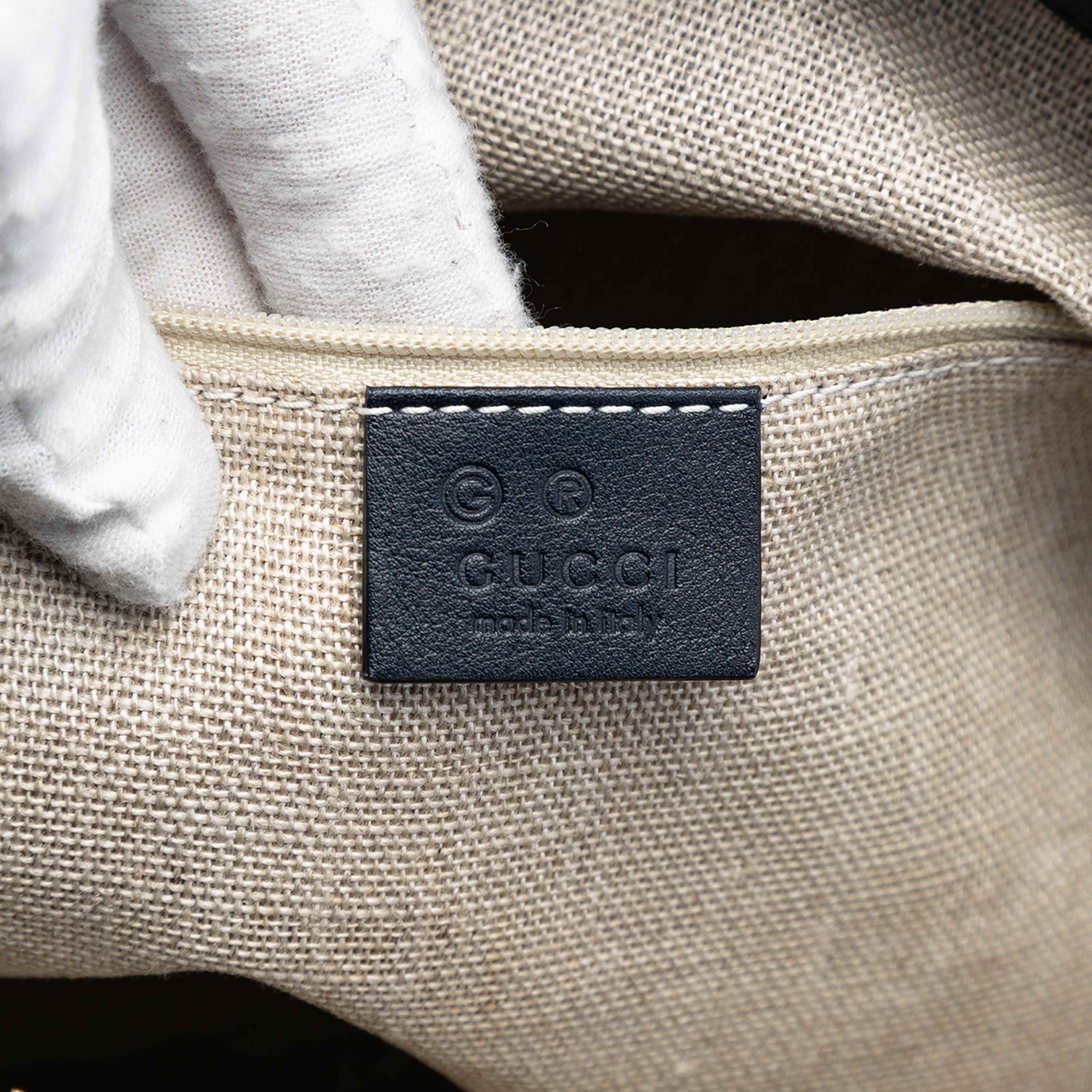 Gucci Large Microguccissima Dome Satchel, från Luxclusif, i färgen navy. Klicka för att öppna bilden i stort format