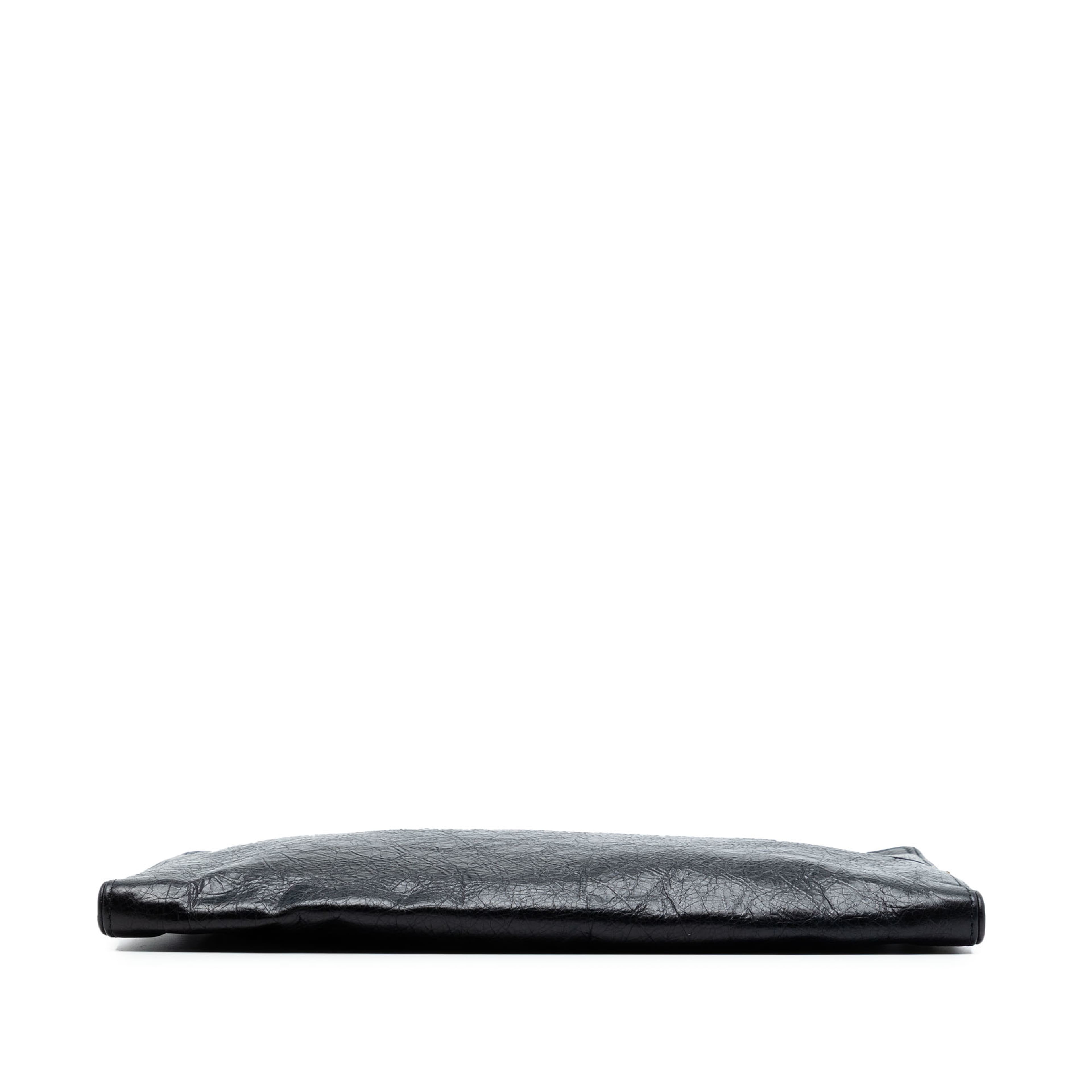 Balenciaga Lambskin Clutch, från Luxclusif, i färgen black. Klicka för att öppna bilden i stort format