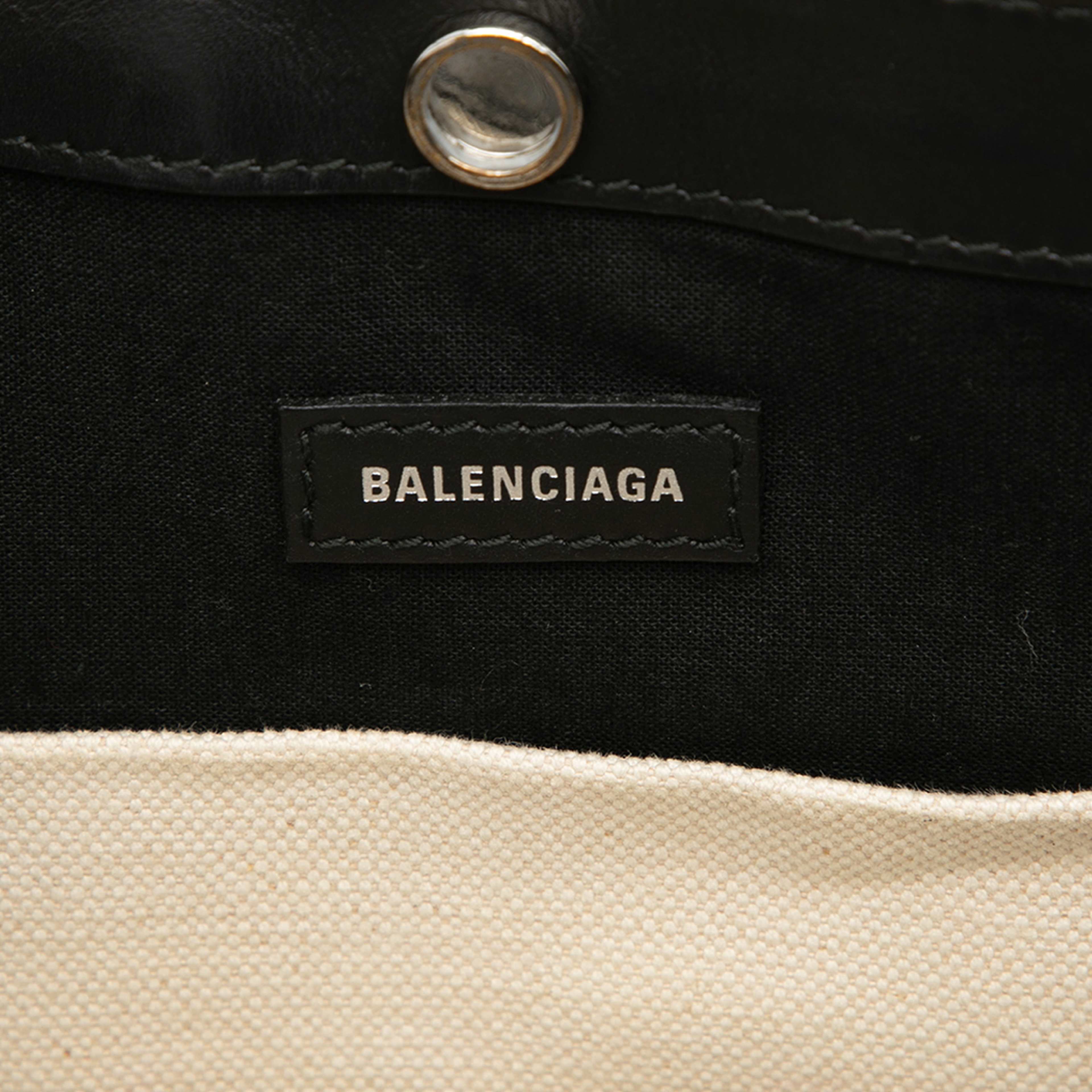 Balenciaga Canvas Navy Pochette Crossbody, från Luxclusif, i färgen light beige. Klicka för att öppna bilden i stort format