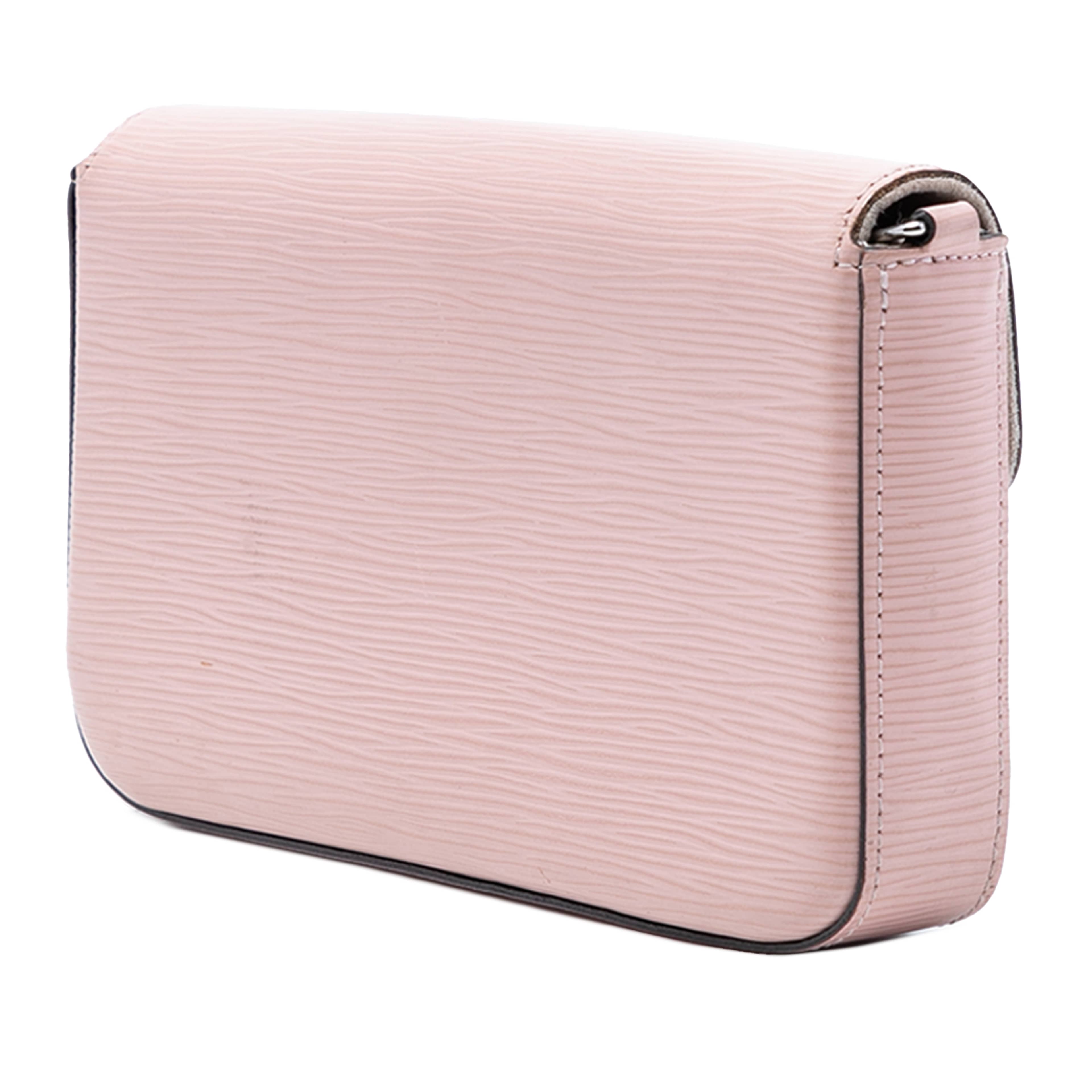 Louis Vuitton Epi Pochette Felicie, från Luxclusif, i färgen rosa. Klicka för att öppna bilden i stort format