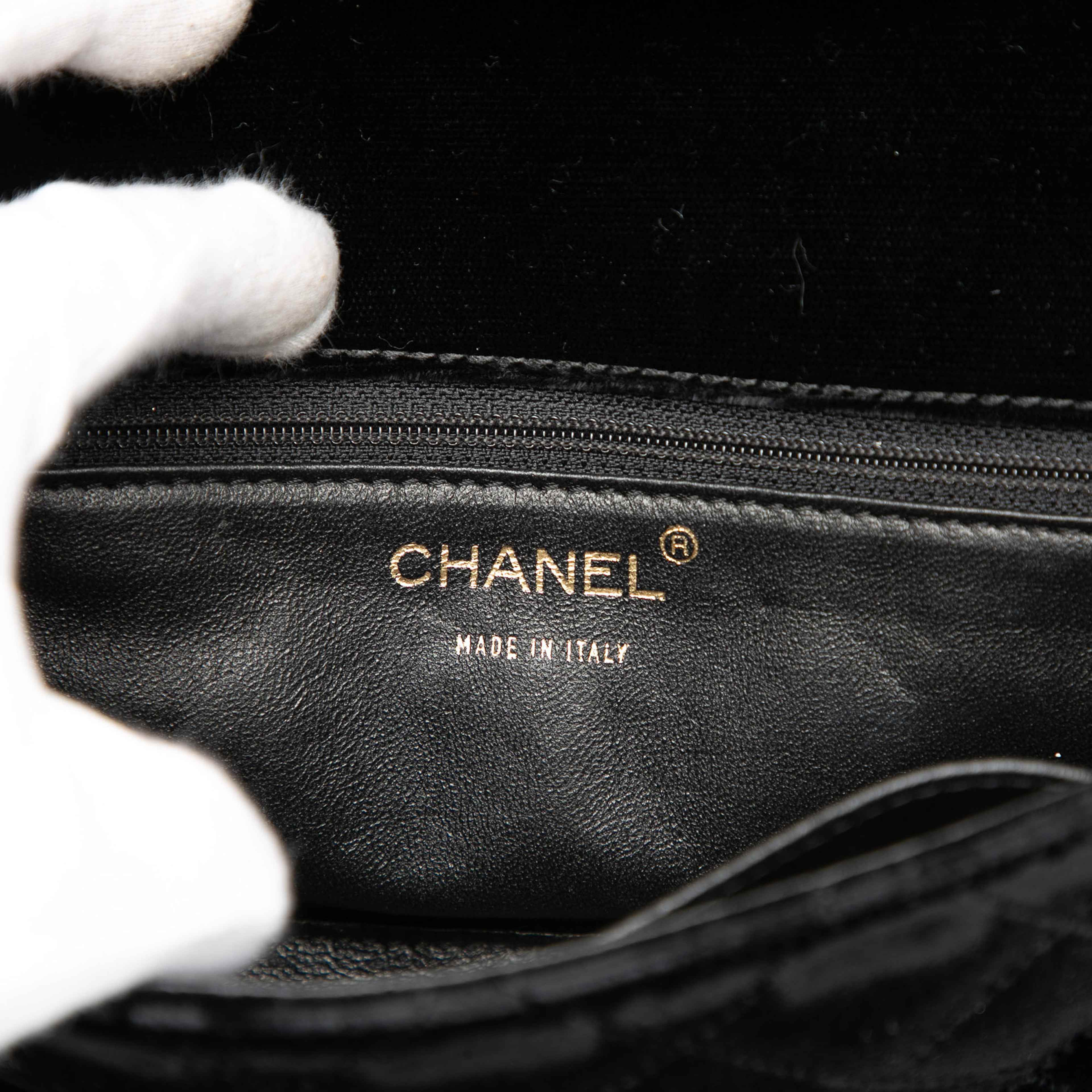 Chanel Cc Quilted Velvet Chain Shoulder Bag, från Luxclusif, i färgen black. Klicka för att öppna bilden i stort format