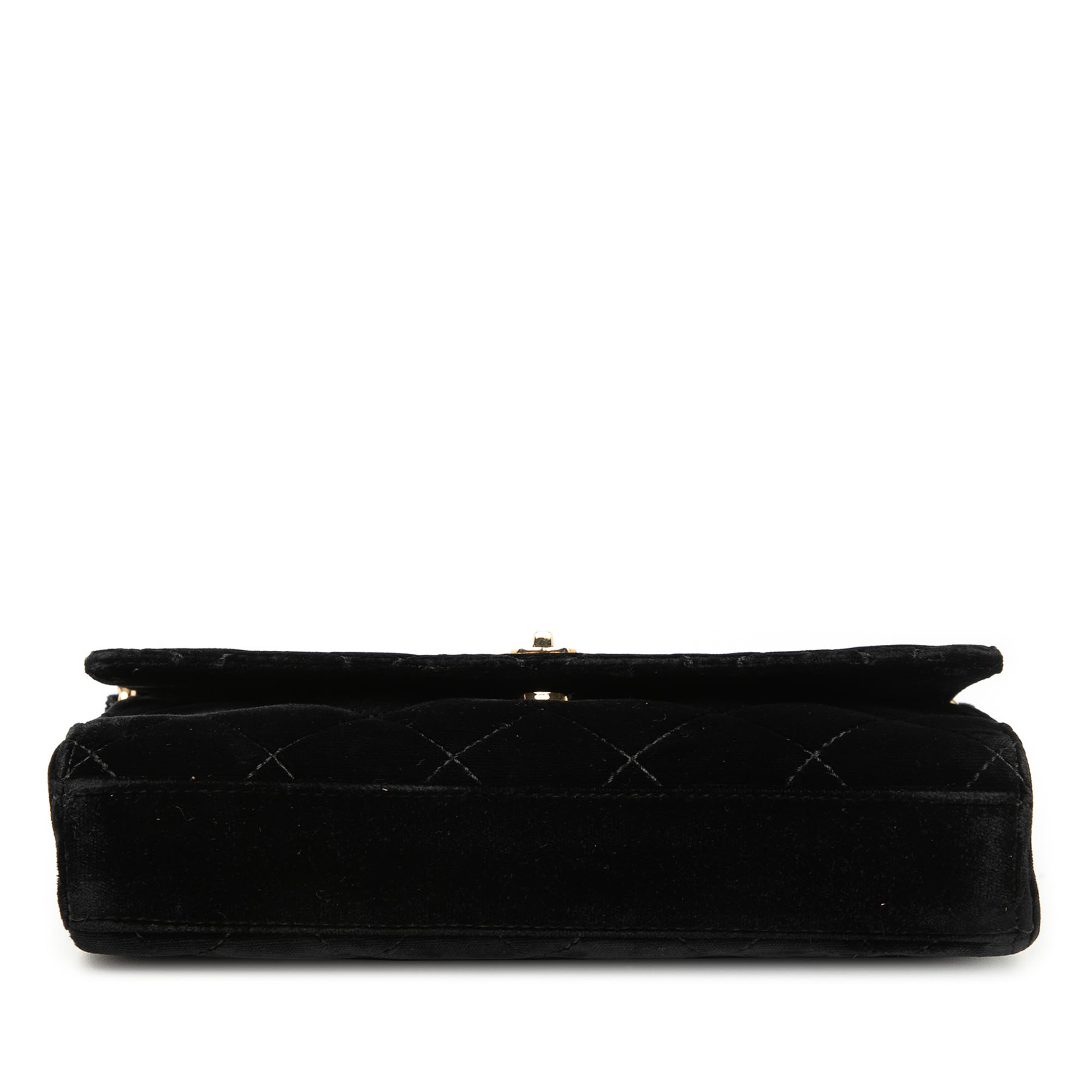 Chanel Cc Quilted Velvet Chain Shoulder Bag, från Luxclusif, i färgen black. Klicka för att öppna bilden i stort format