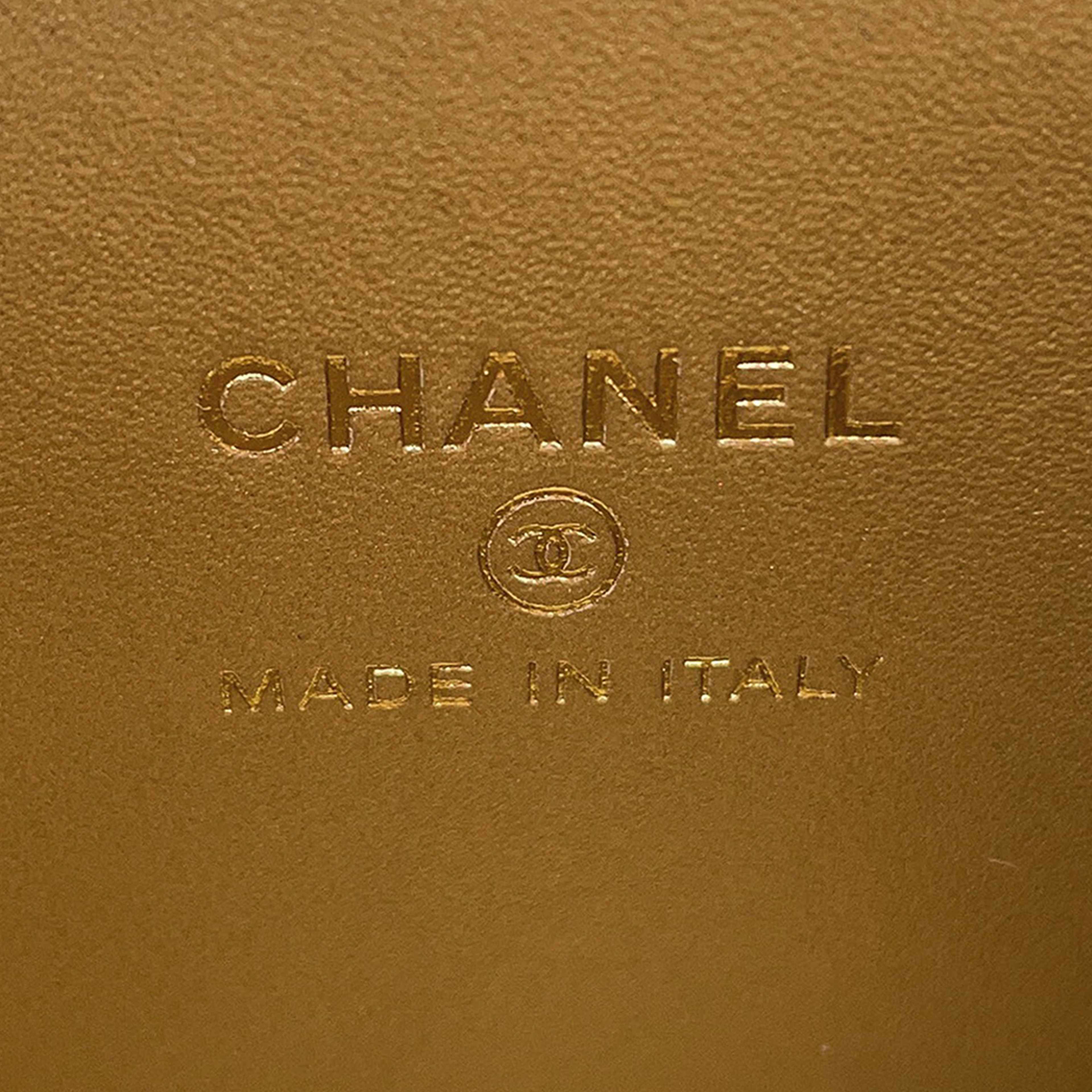 Chanel Mini Quilted Lambskin Pearl Crush Vanity Case With Chain, från Luxclusif, i färgen pink. Klicka för att öppna bilden i stort format