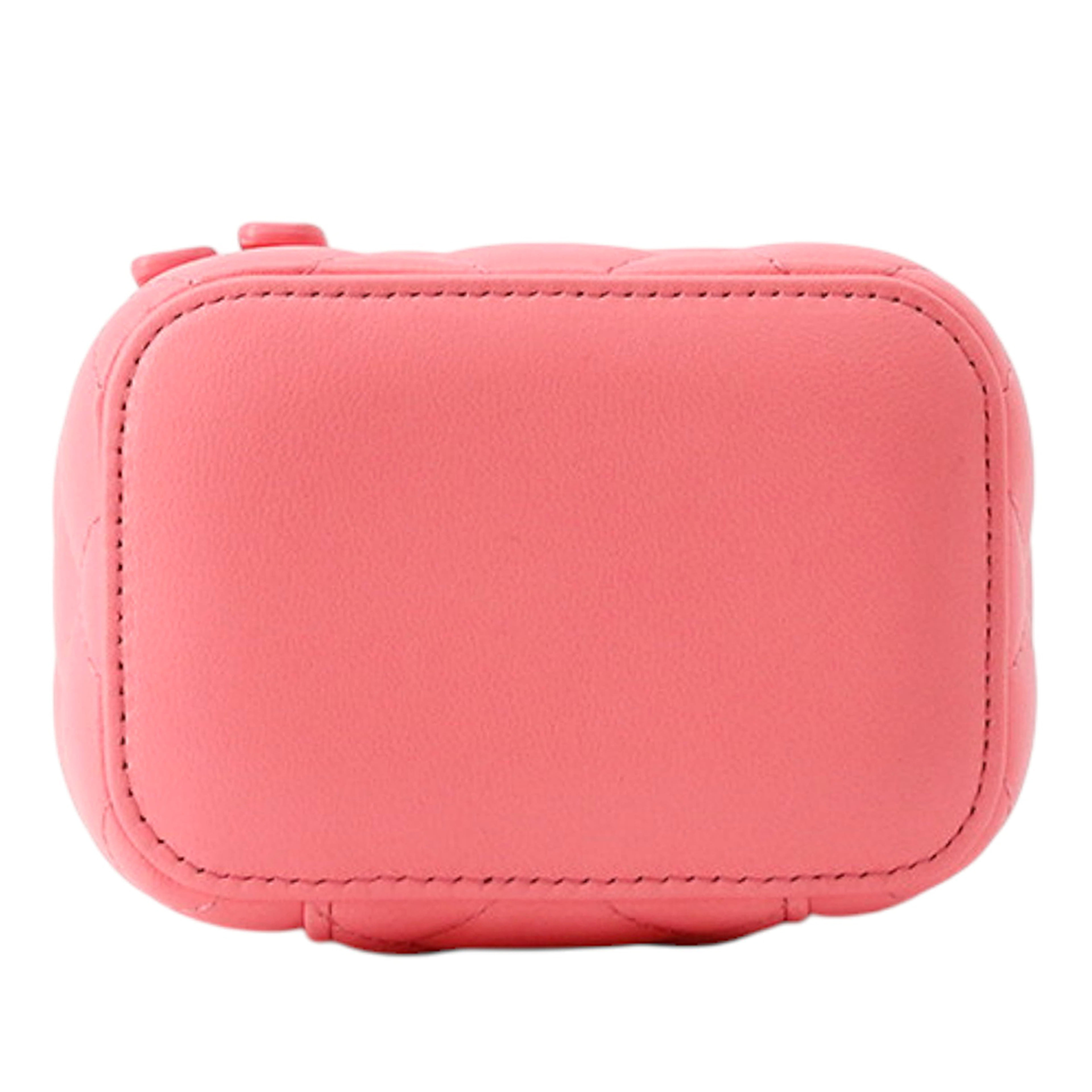 Chanel Mini Quilted Lambskin Pearl Crush Vanity Case With Chain, från Luxclusif, i färgen pink. Klicka för att öppna bilden i stort format