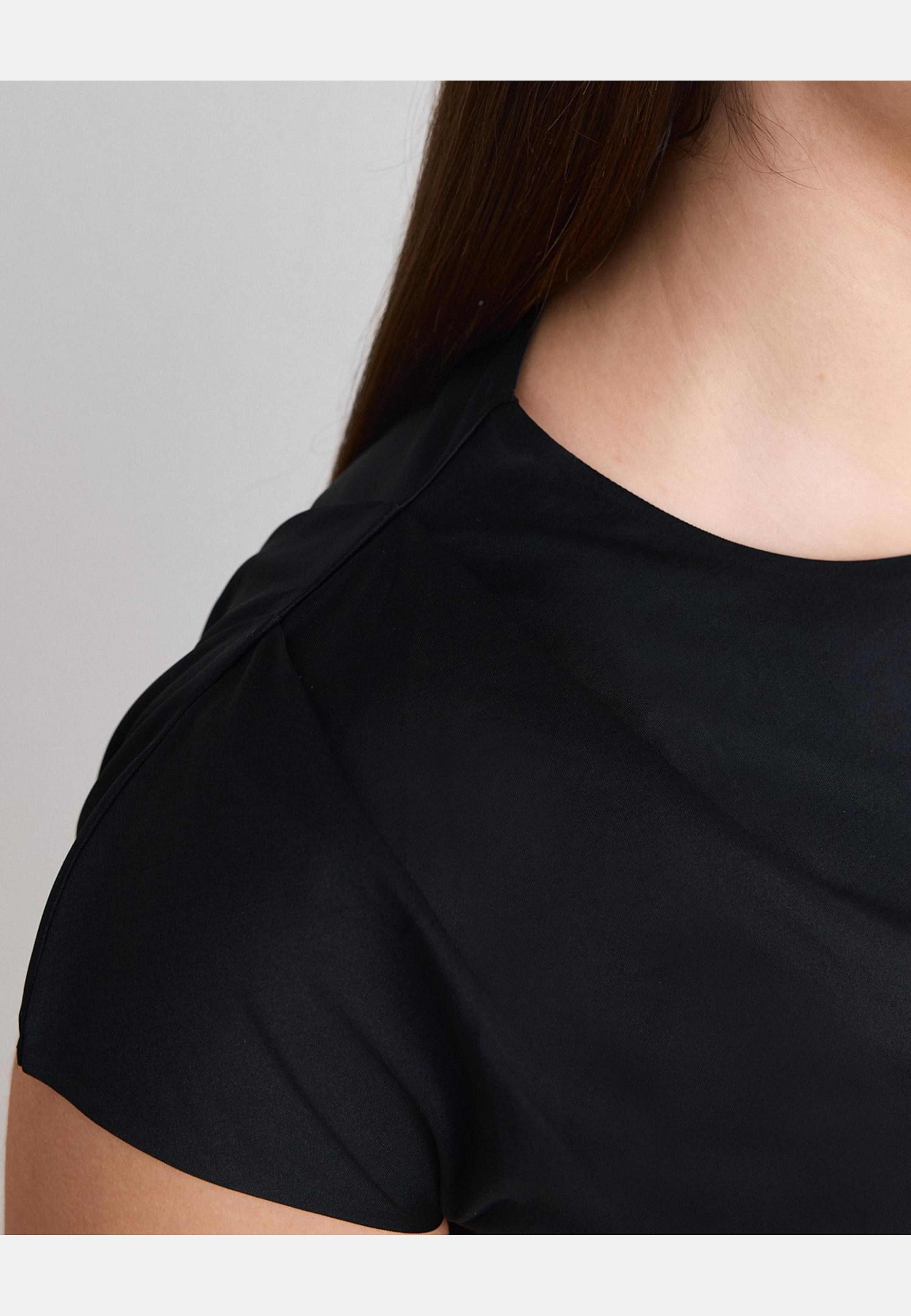 Luminous Draped Short Sleeve, från aim'n, i färgen black. Klicka för att öppna bilden i stort format