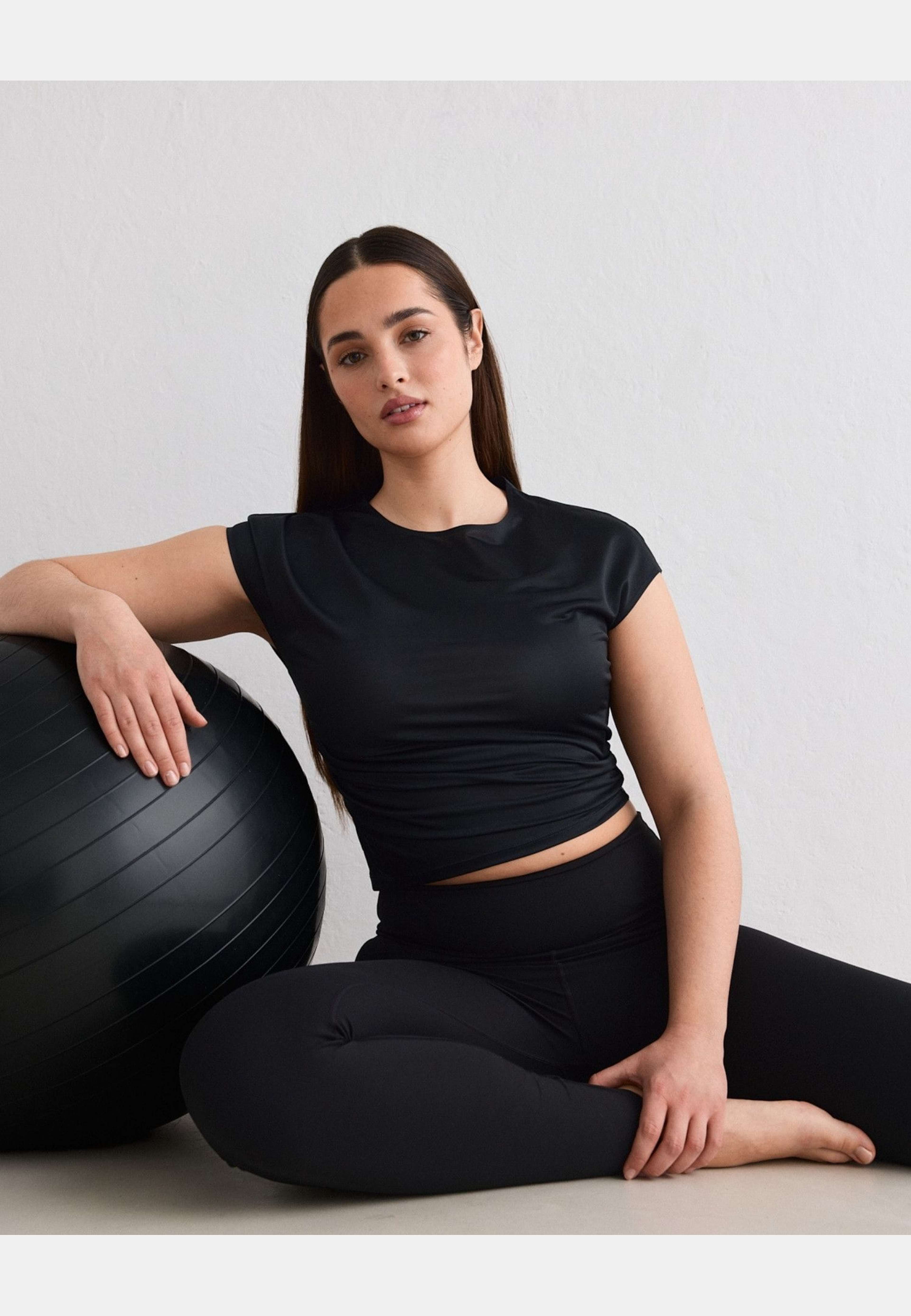 Luminous Draped Short Sleeve, från aim'n, i färgen black. Klicka för att öppna bilden i stort format