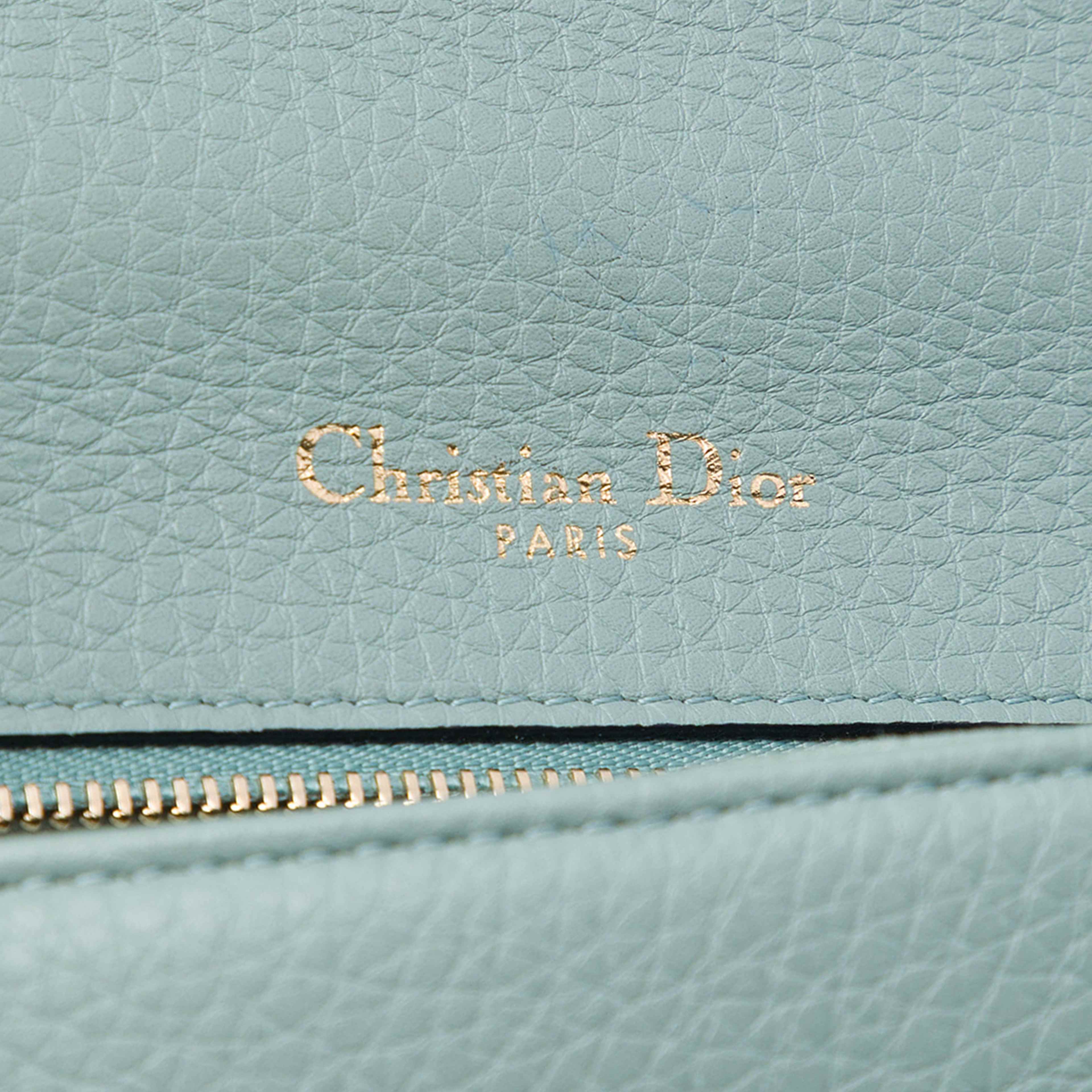 Dior Small Grained Calfskin Diorama Flap, från Luxclusif, i färgen blå. Klicka för att öppna bilden i stort format