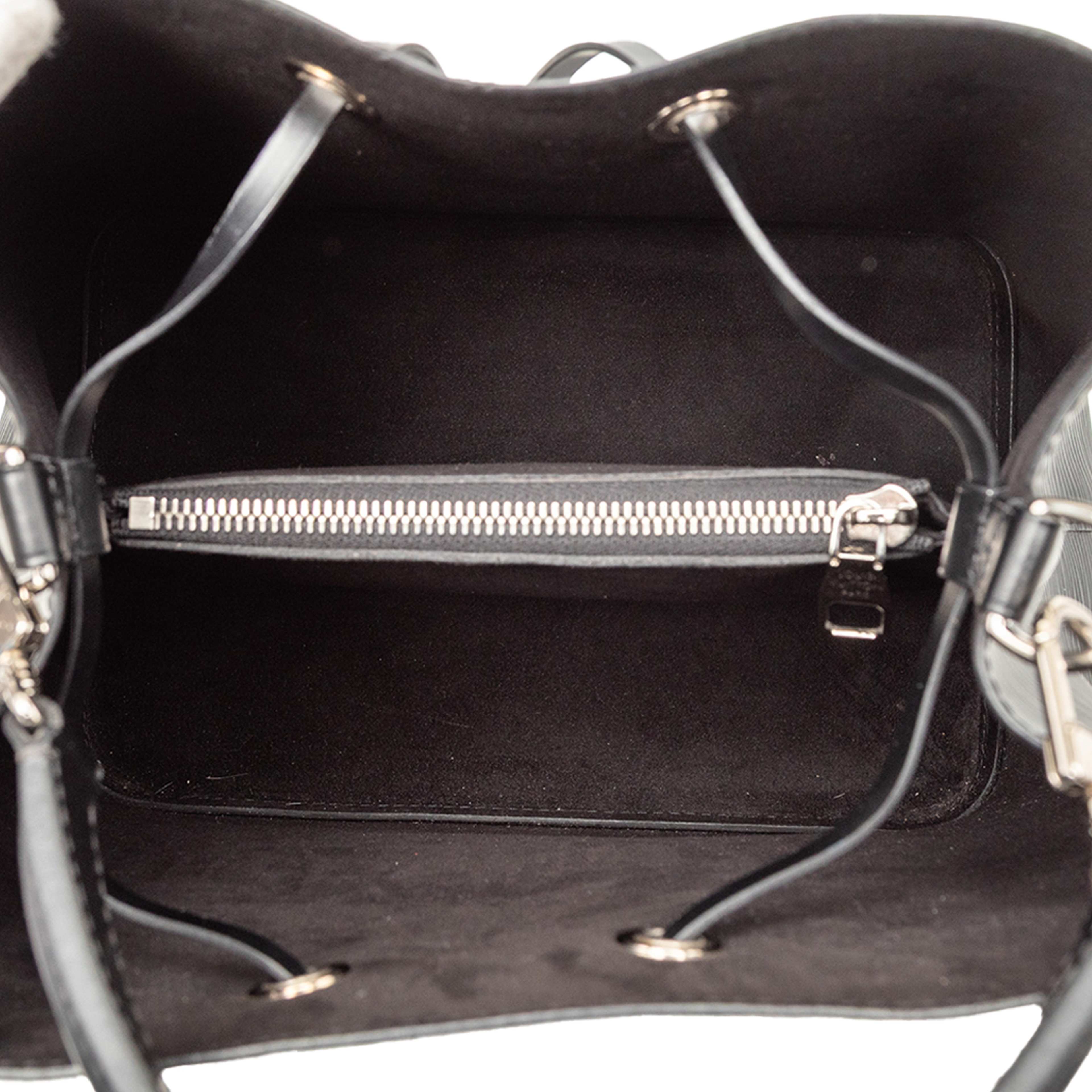 Louis Vuitton Epi Neonoe Mm, från Luxclusif, i färgen black. Klicka för att öppna bilden i stort format