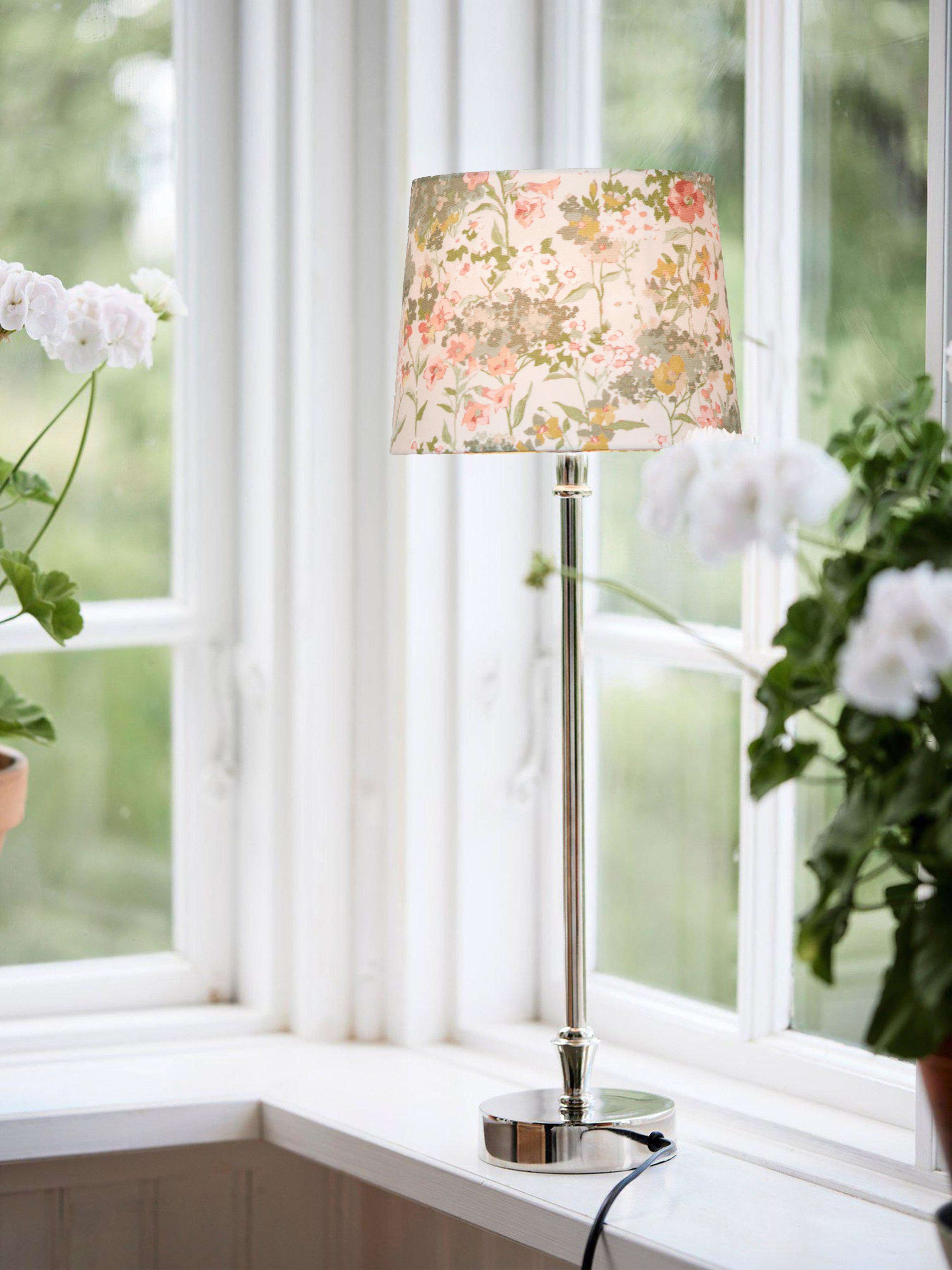 Liam Bordslampa, från PR Home, i färgen vit. Klicka för att öppna bilden i stort format