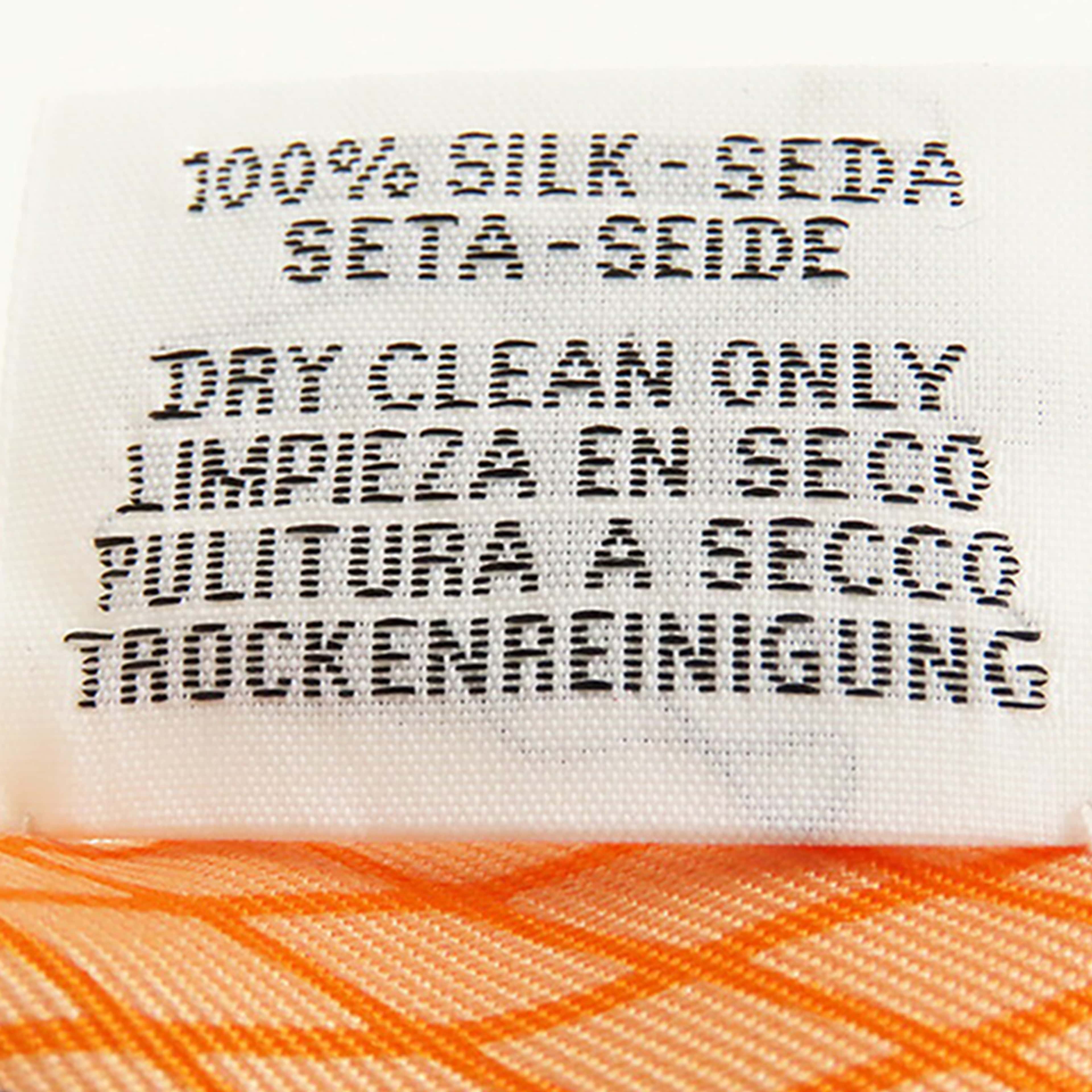 Hermès Grand Theatre Nouveau Silk Twilly Scarf, från Luxclusif, i färgen orange. Klicka för att öppna bilden i stort format