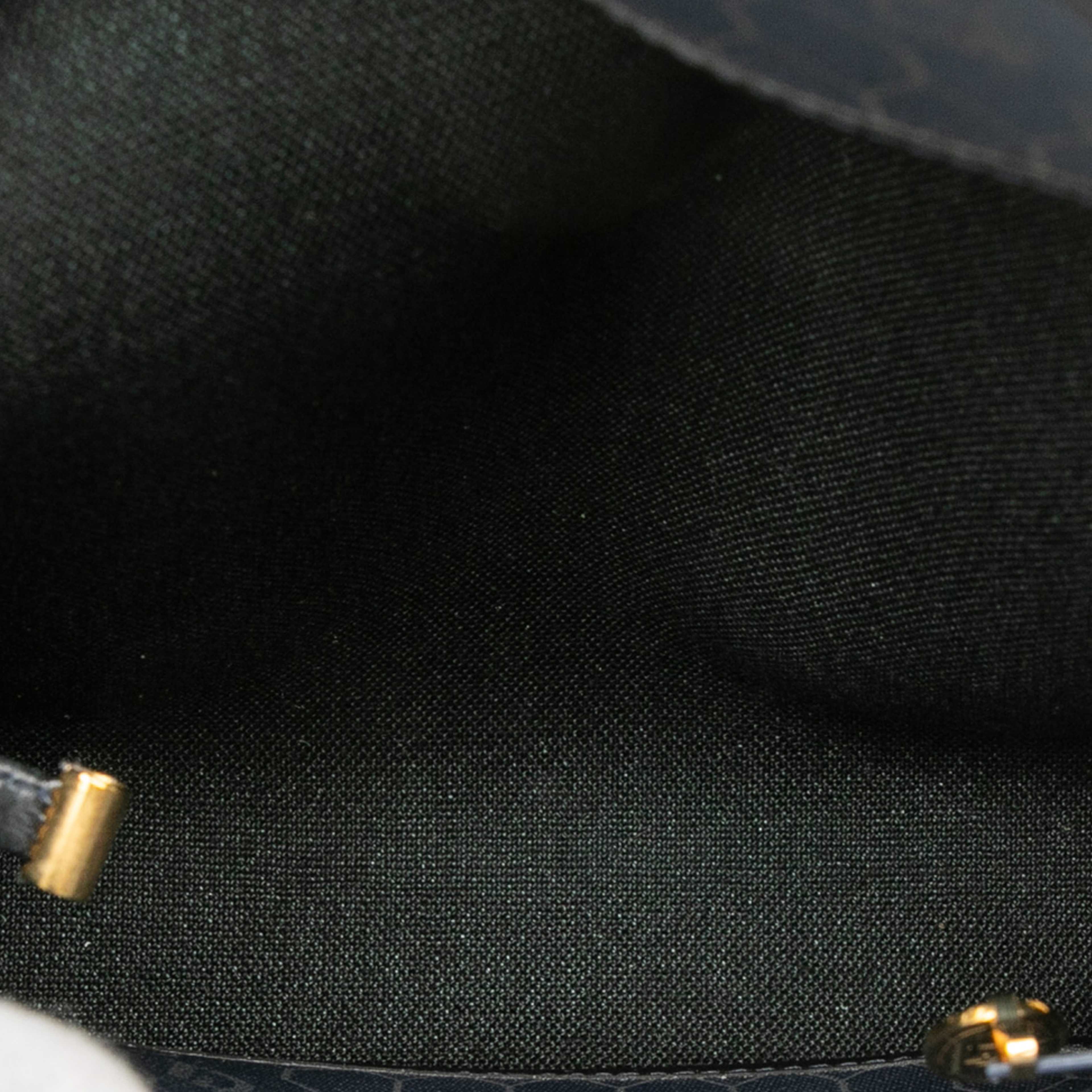 Dior Honeycomb Coated Canvas Crossbody, från Luxclusif, i färgen navy. Klicka för att öppna bilden i stort format