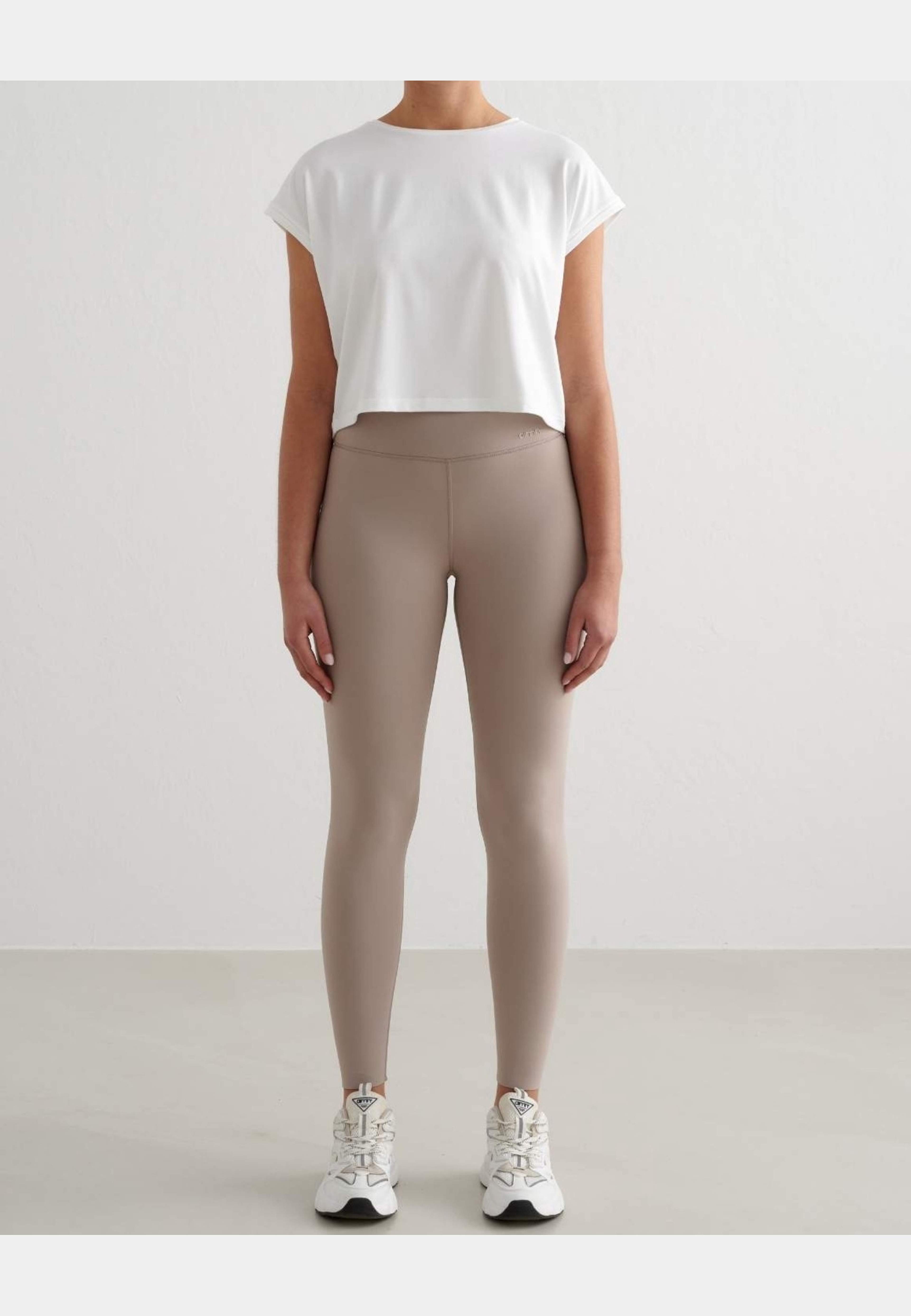 Soft Basic Roll Sleeve Top, från aim'n, i färgen white. Klicka för att öppna bilden i stort format