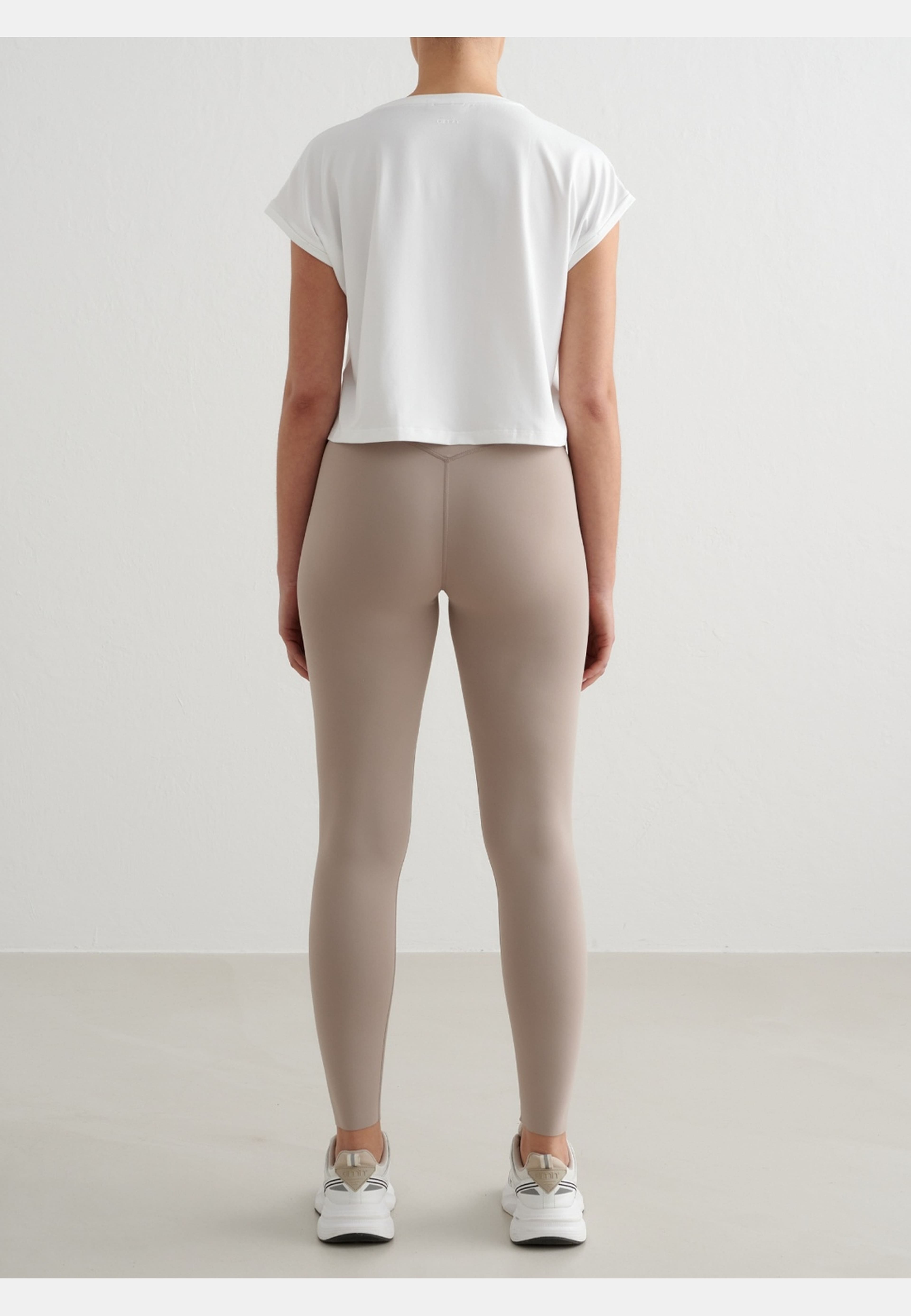 Soft Basic Roll Sleeve Top, från aim'n, i färgen white. Klicka för att öppna bilden i stort format