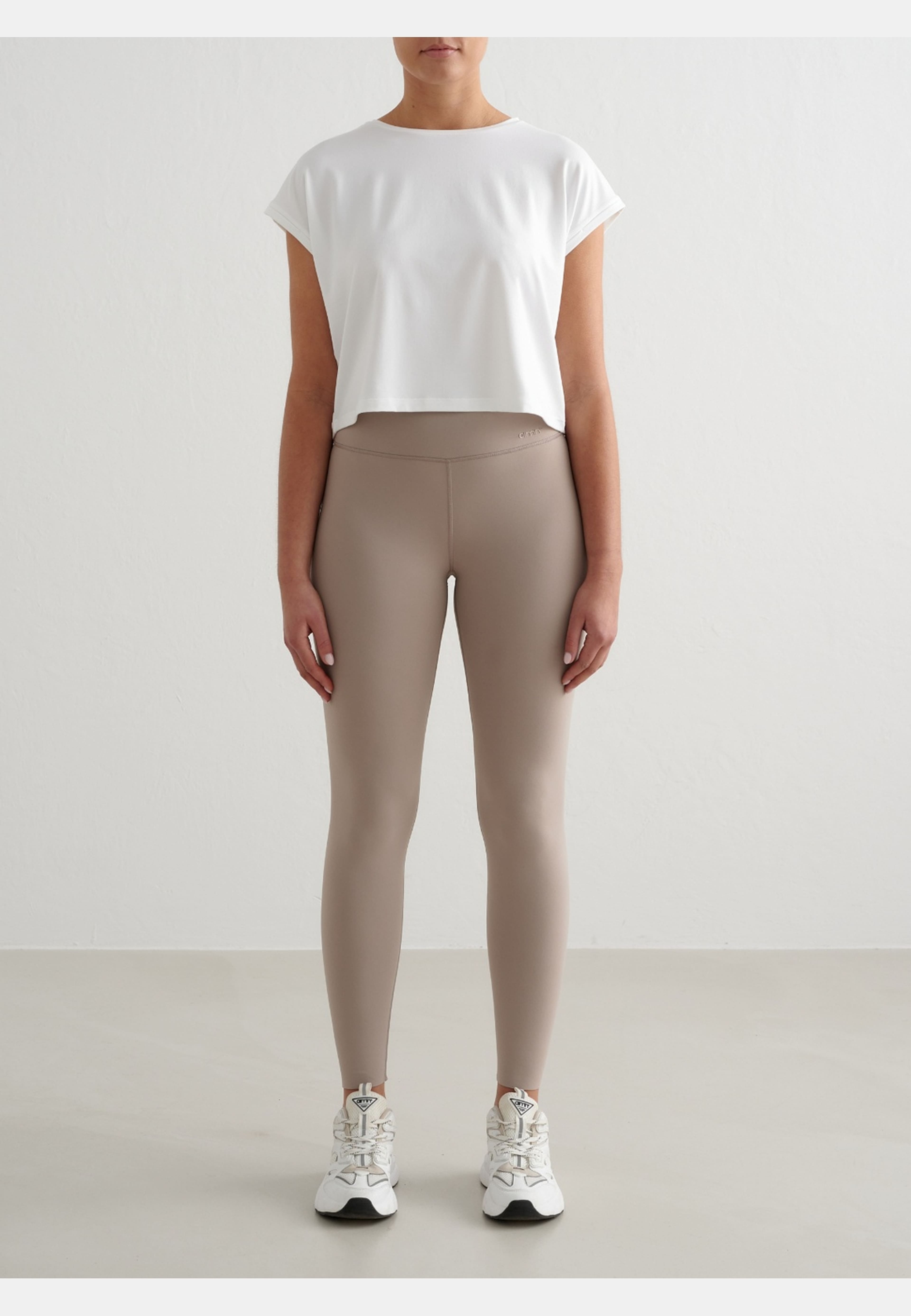 Soft Basic Roll Sleeve Top, från aim'n, i färgen white. Klicka för att öppna bilden i stort format