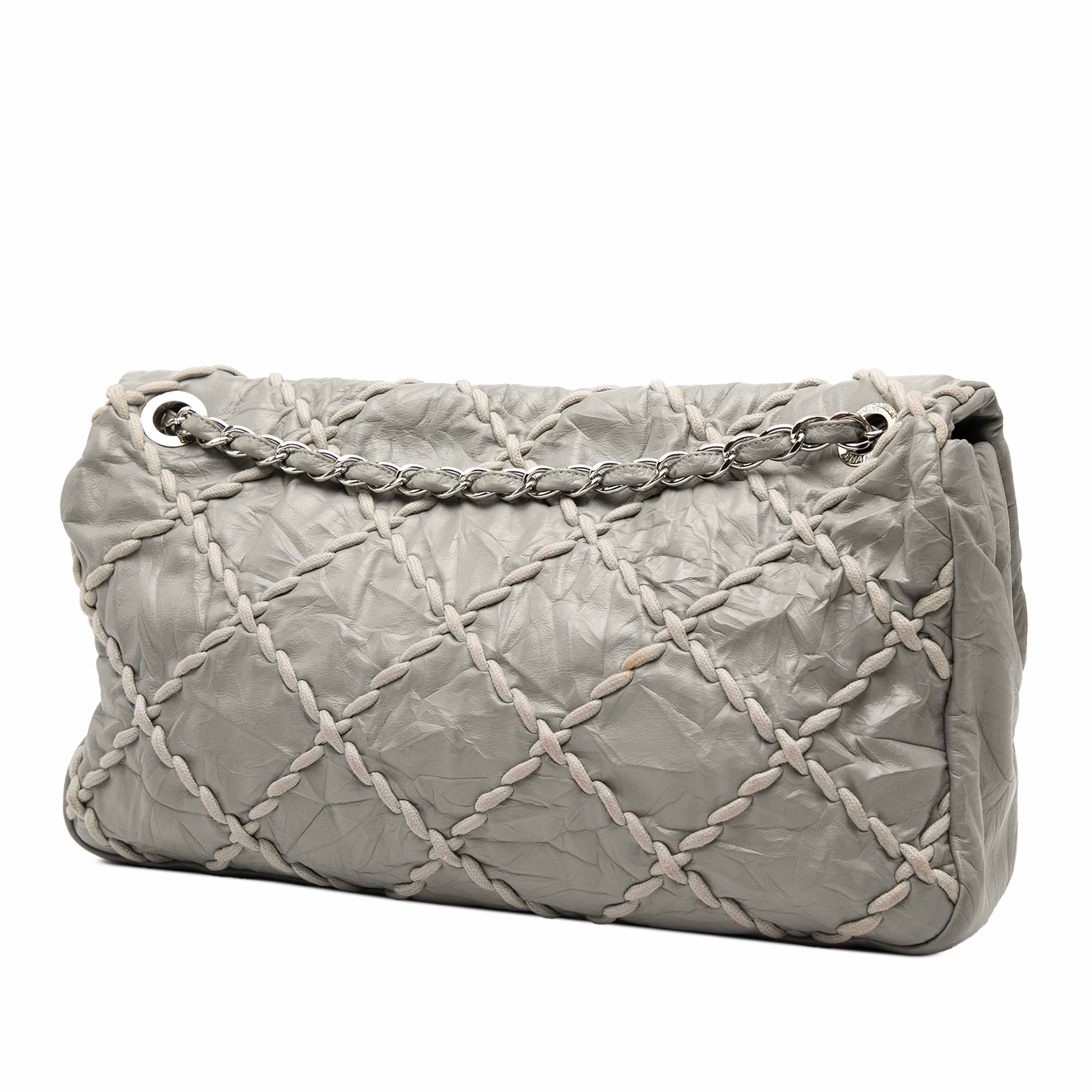 Chanel Jumbo Quilted Calfskin Ultra Stitch Flap, från Luxclusif, i färgen gray. Klicka för att öppna bilden i stort format