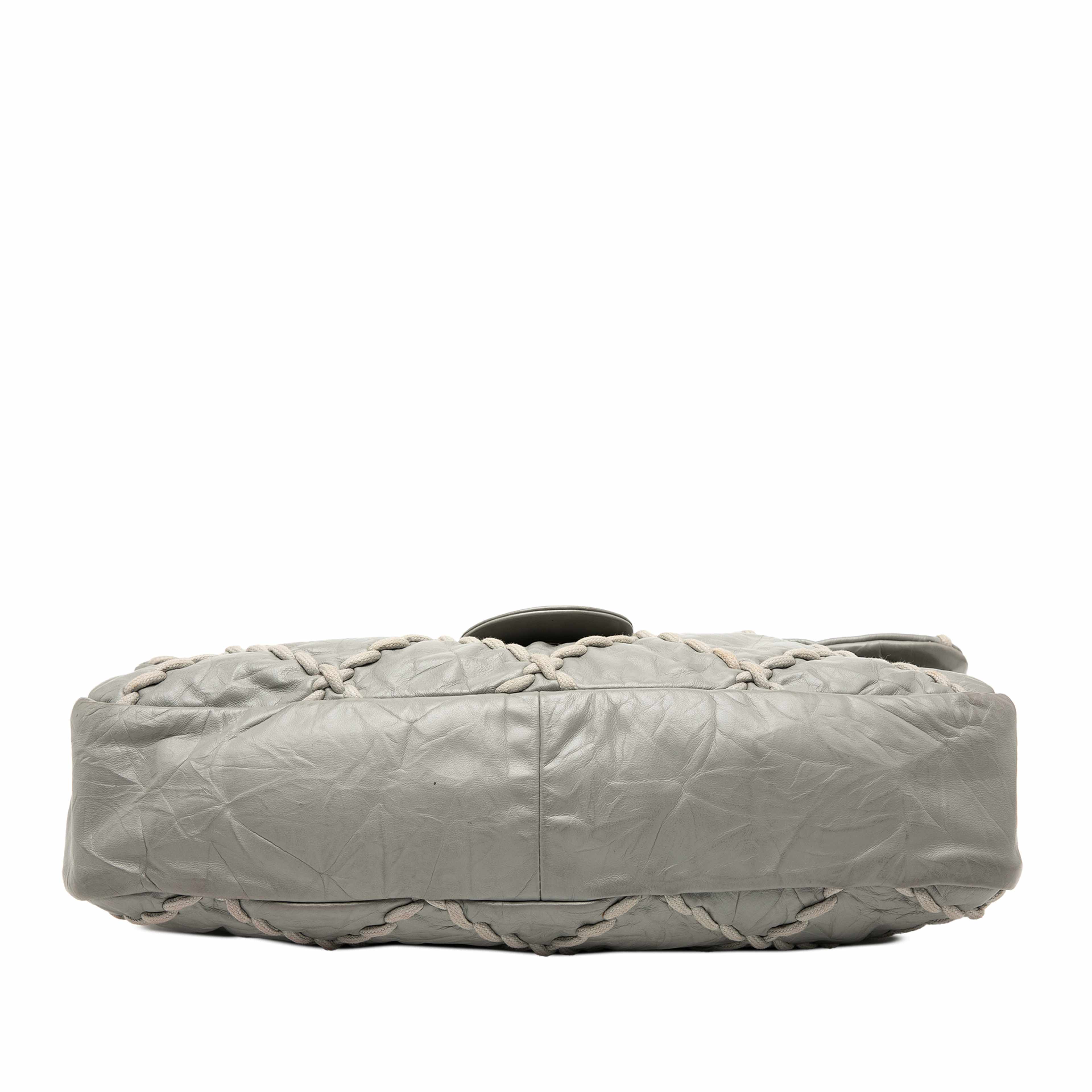 Chanel Jumbo Quilted Calfskin Ultra Stitch Flap, från Luxclusif, i färgen gray. Klicka för att öppna bilden i stort format