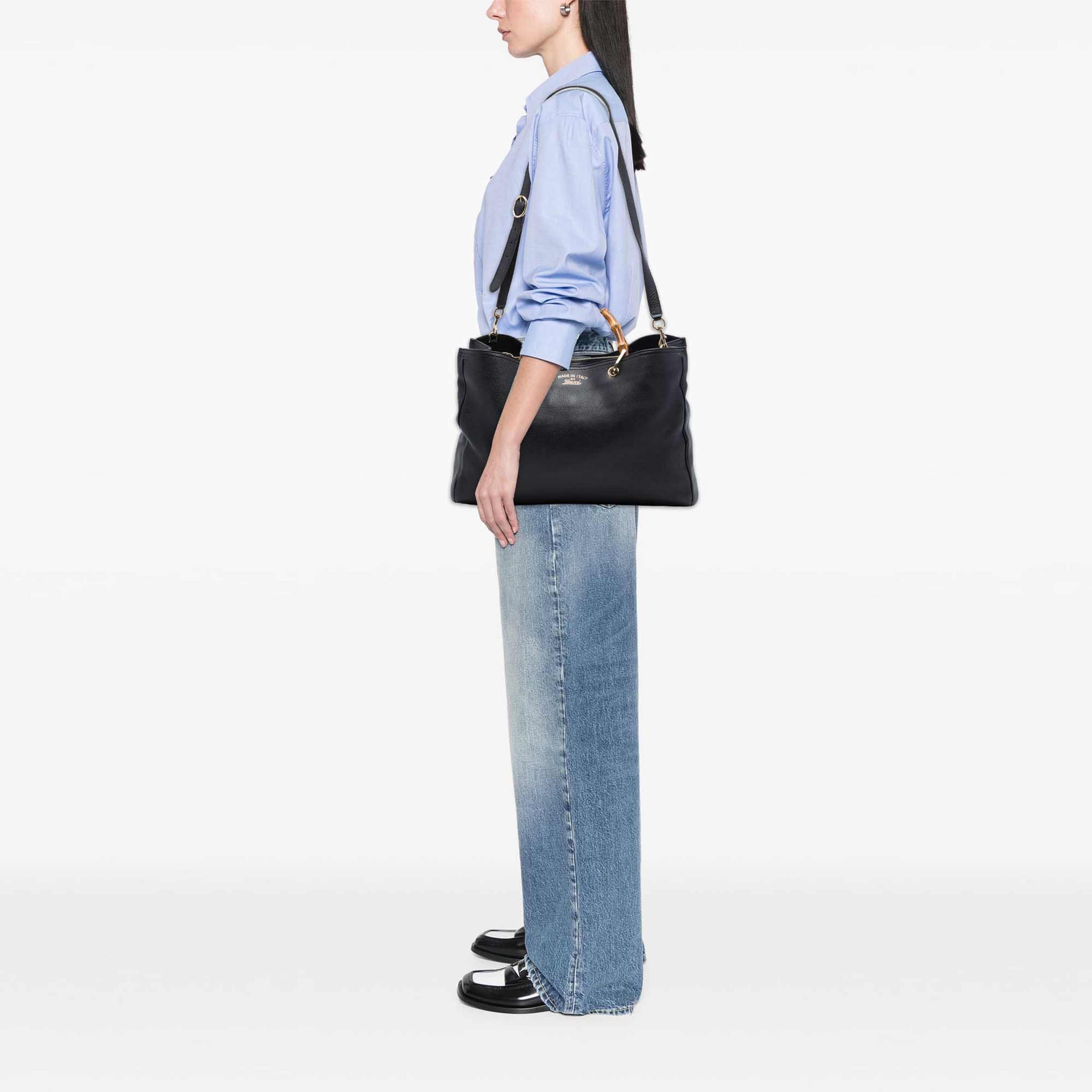 Gucci Large Calfskin Bamboo Shopper Satchel, från Luxclusif, i färgen svart. Klicka för att öppna bilden i stort format