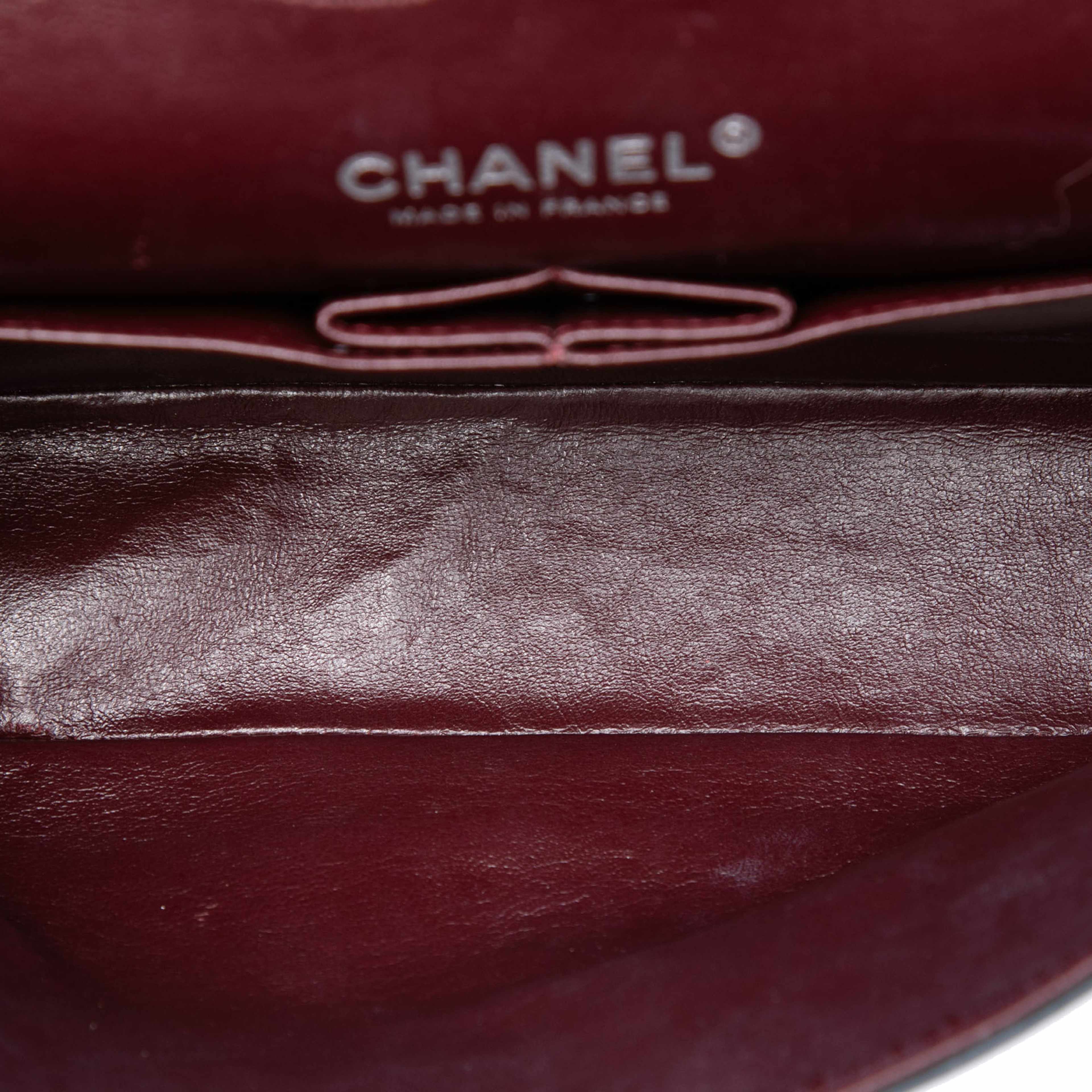Chanel Medium Classic Lambskin Double Flap, från Luxclusif, i färgen black. Klicka för att öppna bilden i stort format