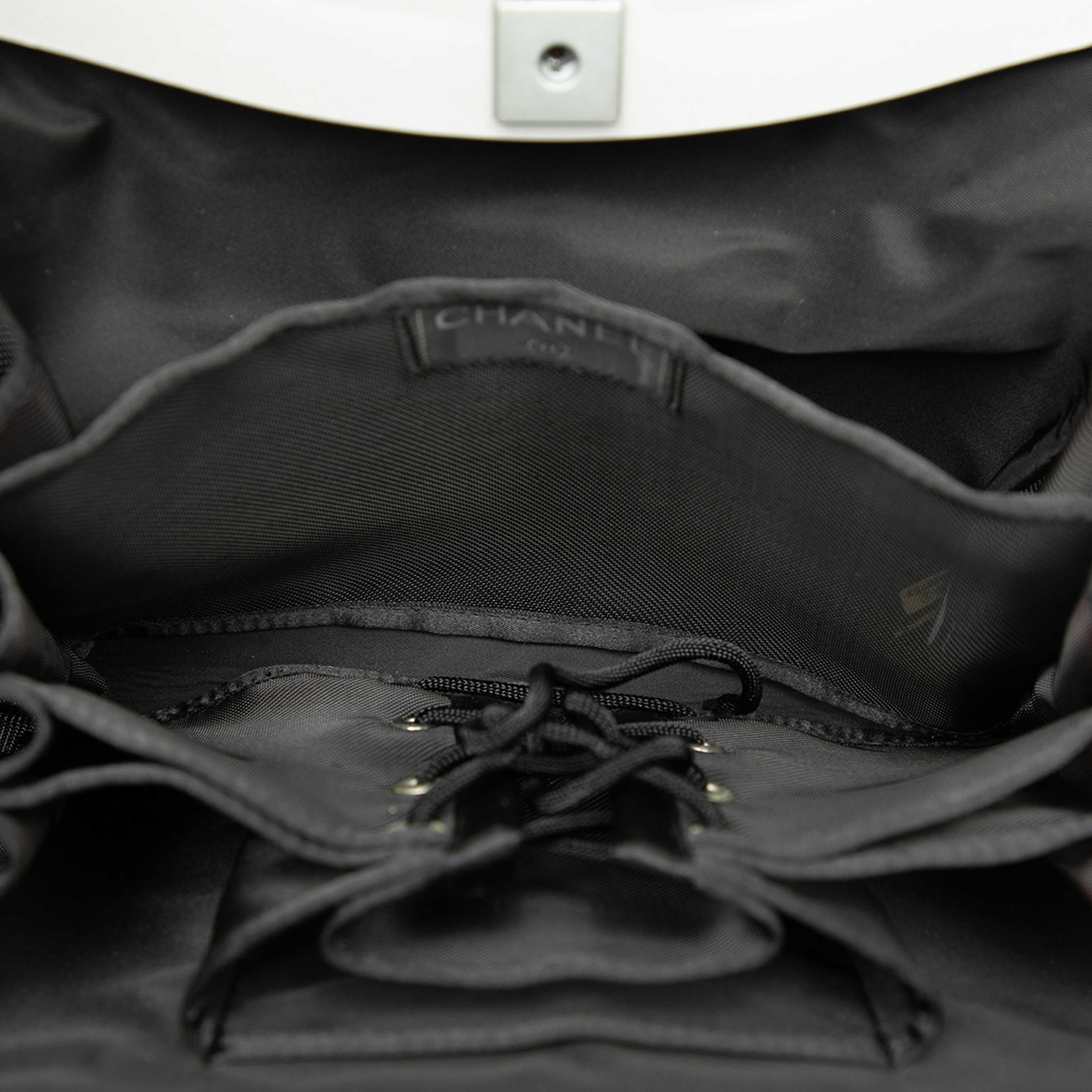 Chanel Printed Canvas Millennium 2005 Hard Case Hip Bag, från Luxclusif, i färgen black. Klicka för att öppna bilden i stort format