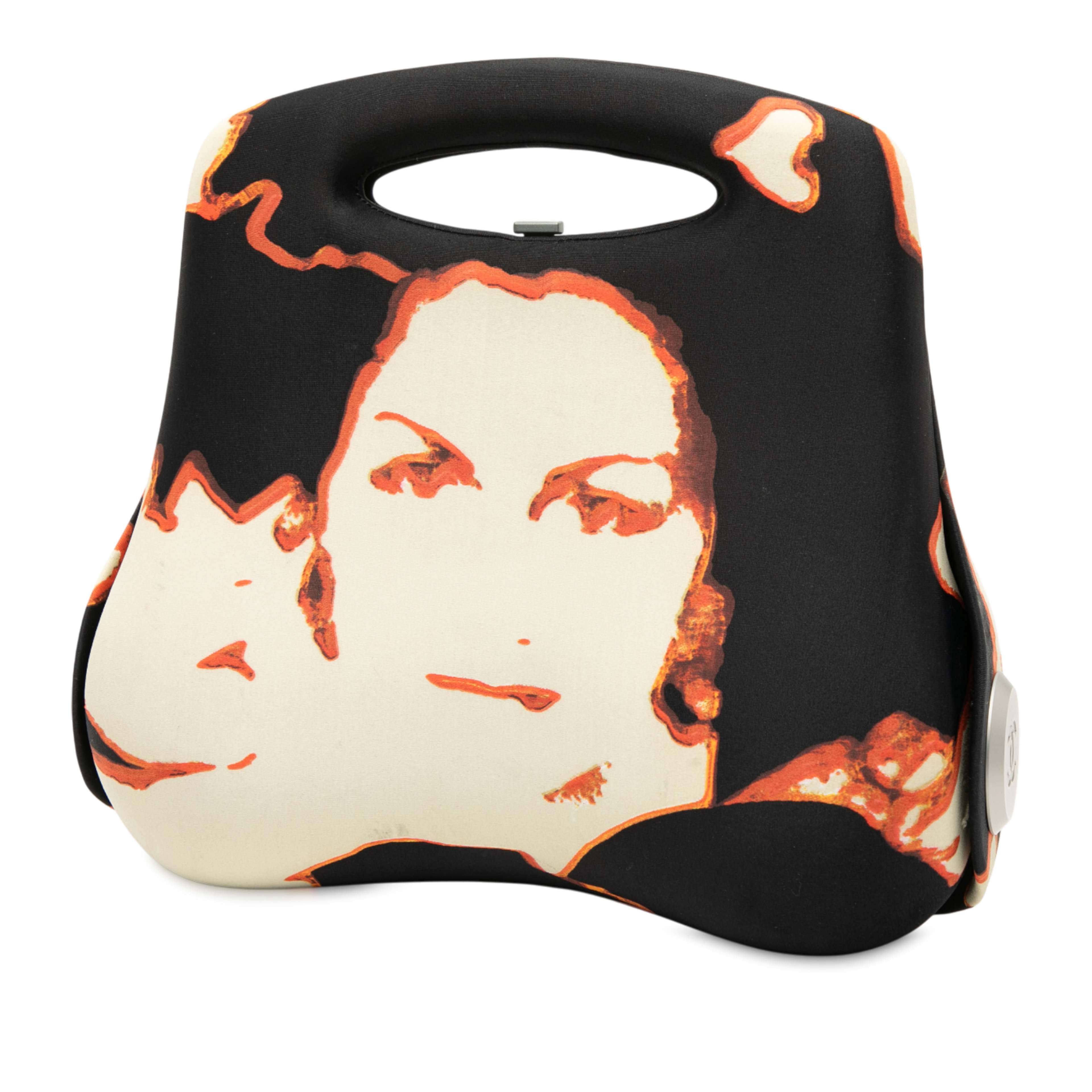 Chanel Printed Canvas Millennium 2005 Hard Case Hip Bag, från Luxclusif, i färgen black. Klicka för att öppna bilden i stort format