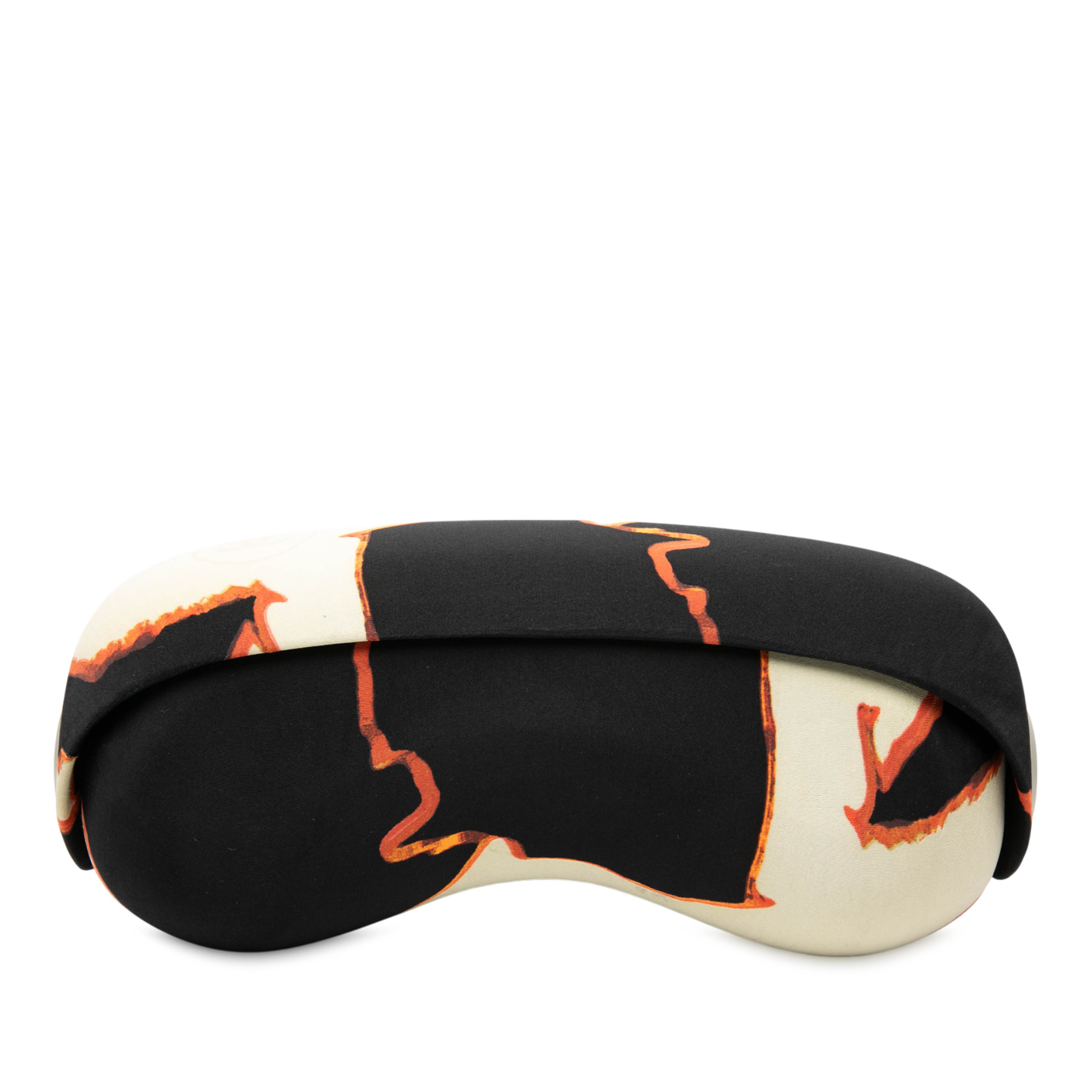 Chanel Printed Canvas Millennium 2005 Hard Case Hip Bag, från Luxclusif, i färgen black. Klicka för att öppna bilden i stort format