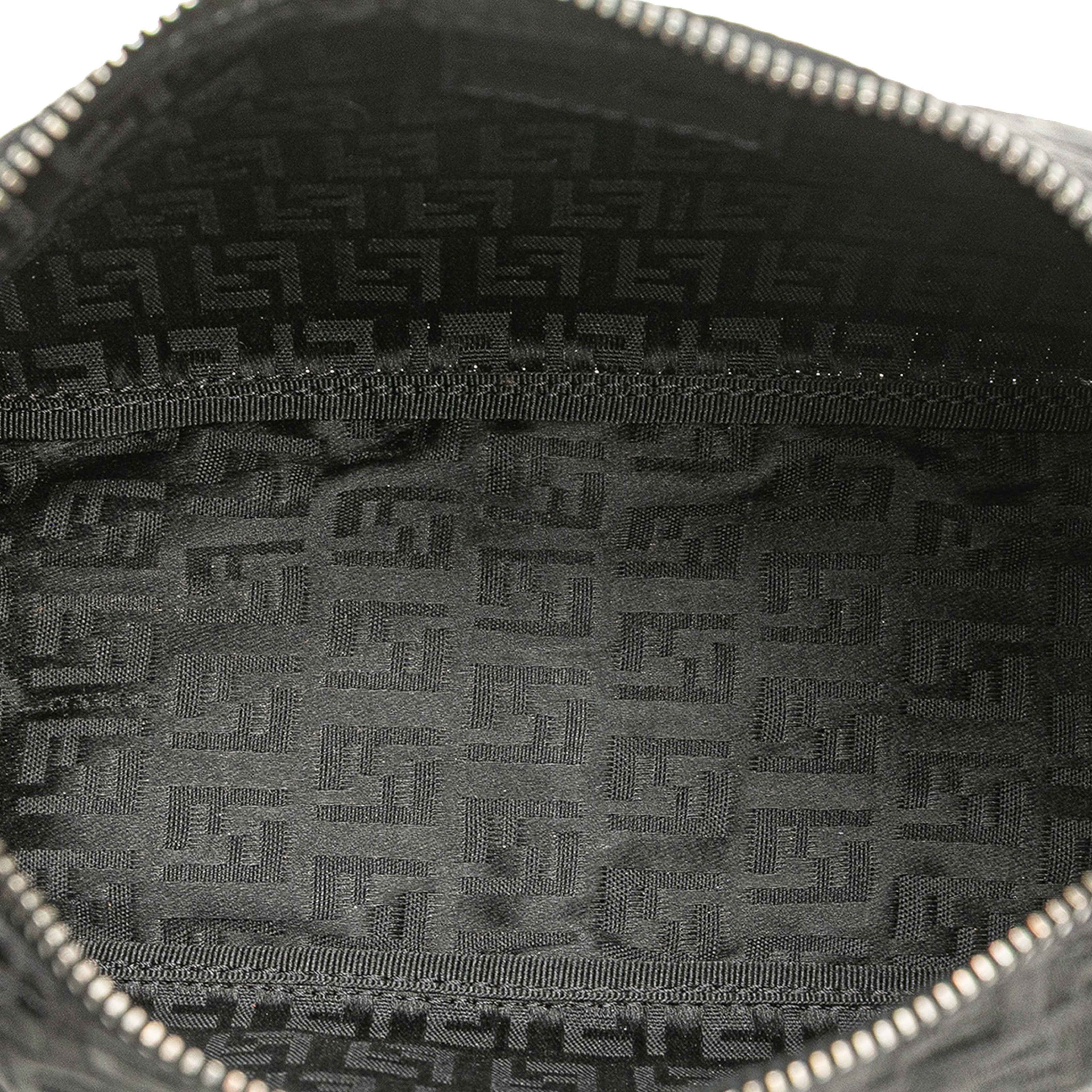 Fendi Zucchino Canvas Handbag, från Luxclusif, i färgen black. Klicka för att öppna bilden i stort format