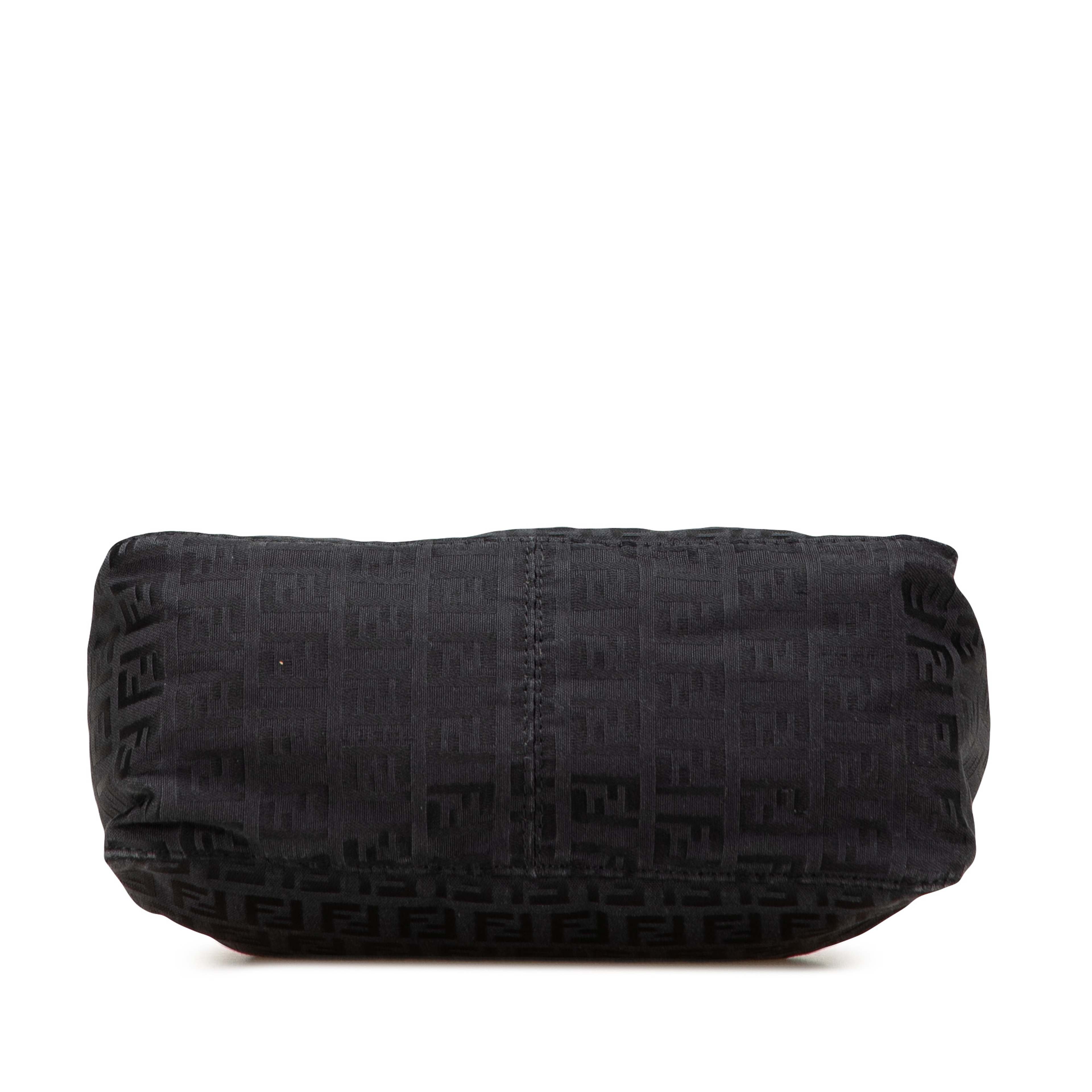 Fendi Zucchino Canvas Handbag, från Luxclusif, i färgen black. Klicka för att öppna bilden i stort format