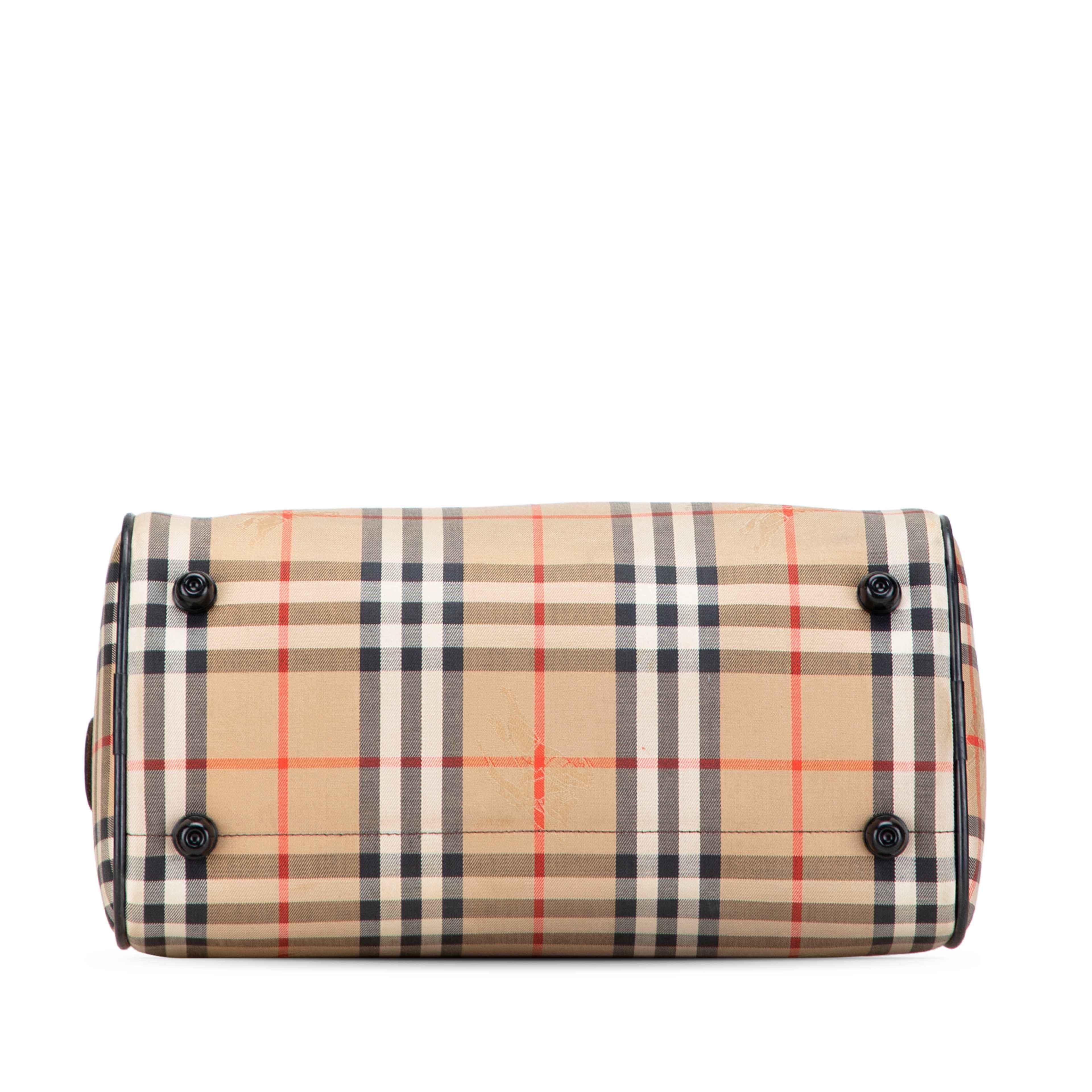 Burberry Haymarket Check Canvas Boston Bag, från Luxclusif, i färgen beige. Klicka för att öppna bilden i stort format