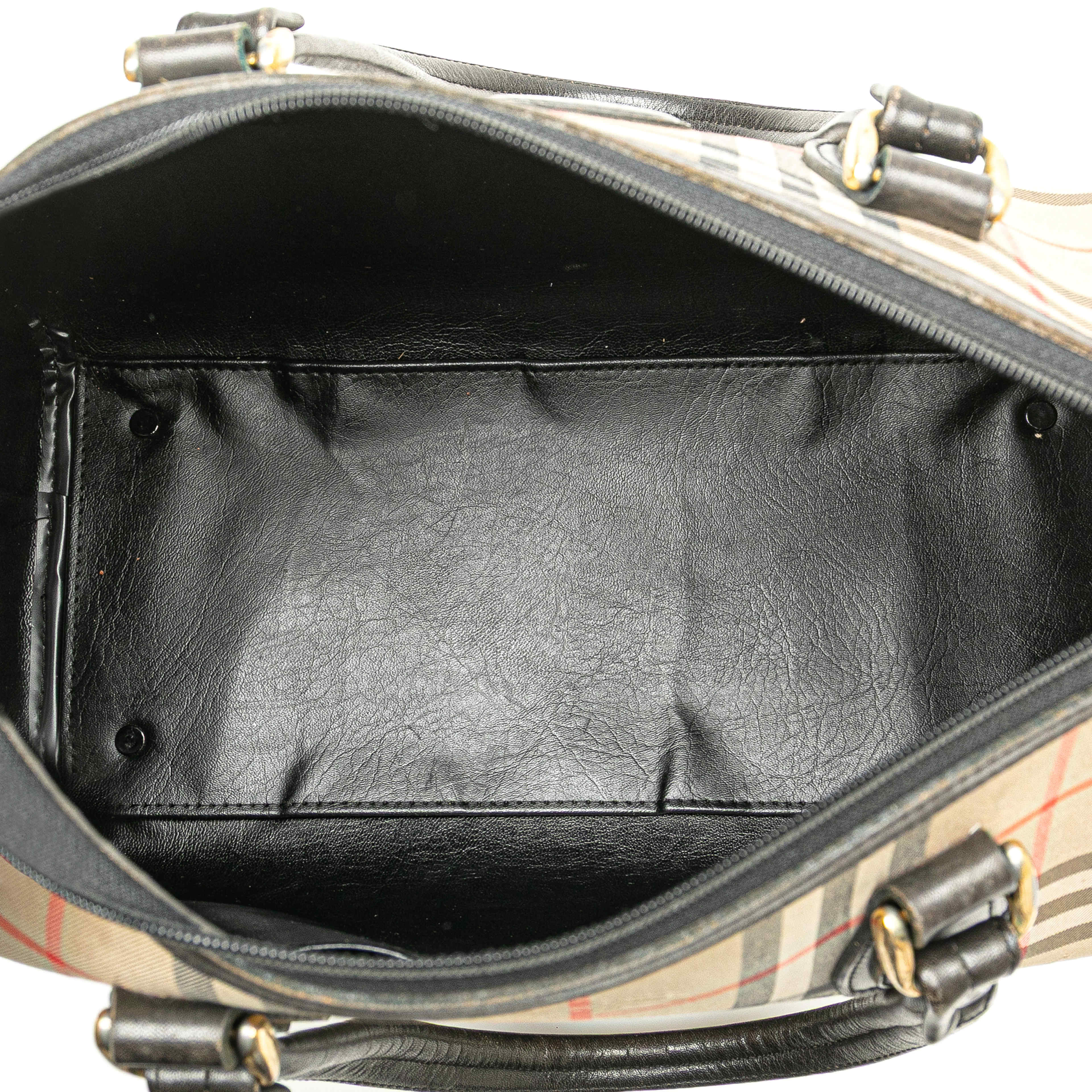 Burberry Haymarket Check Canvas Boston Bag, från Luxclusif, i färgen beige. Klicka för att öppna bilden i stort format