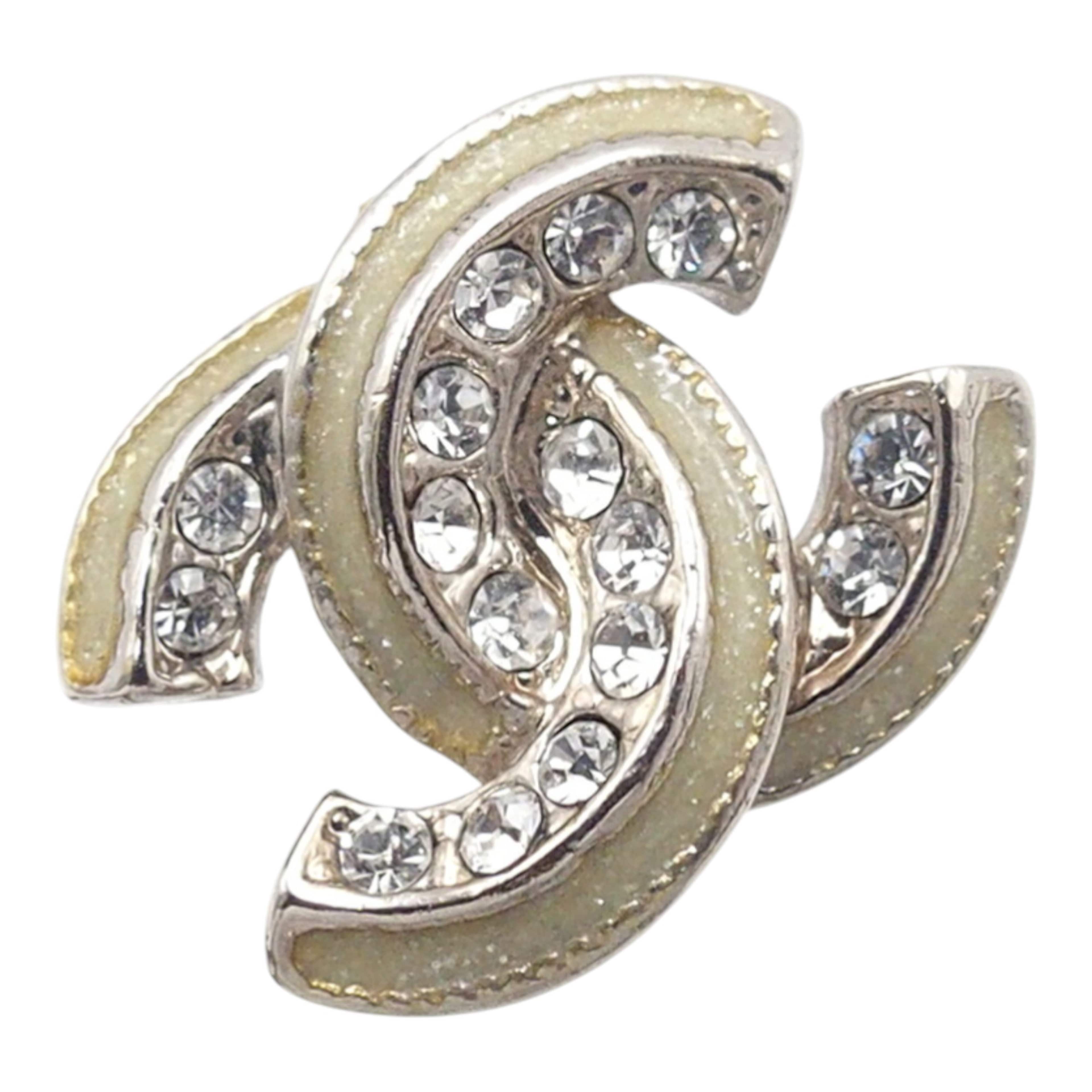 Chanel Cc Plated Brass Strass Push Back Earrings, från Luxclusif, i färgen silver. Klicka för att öppna bilden i stort format