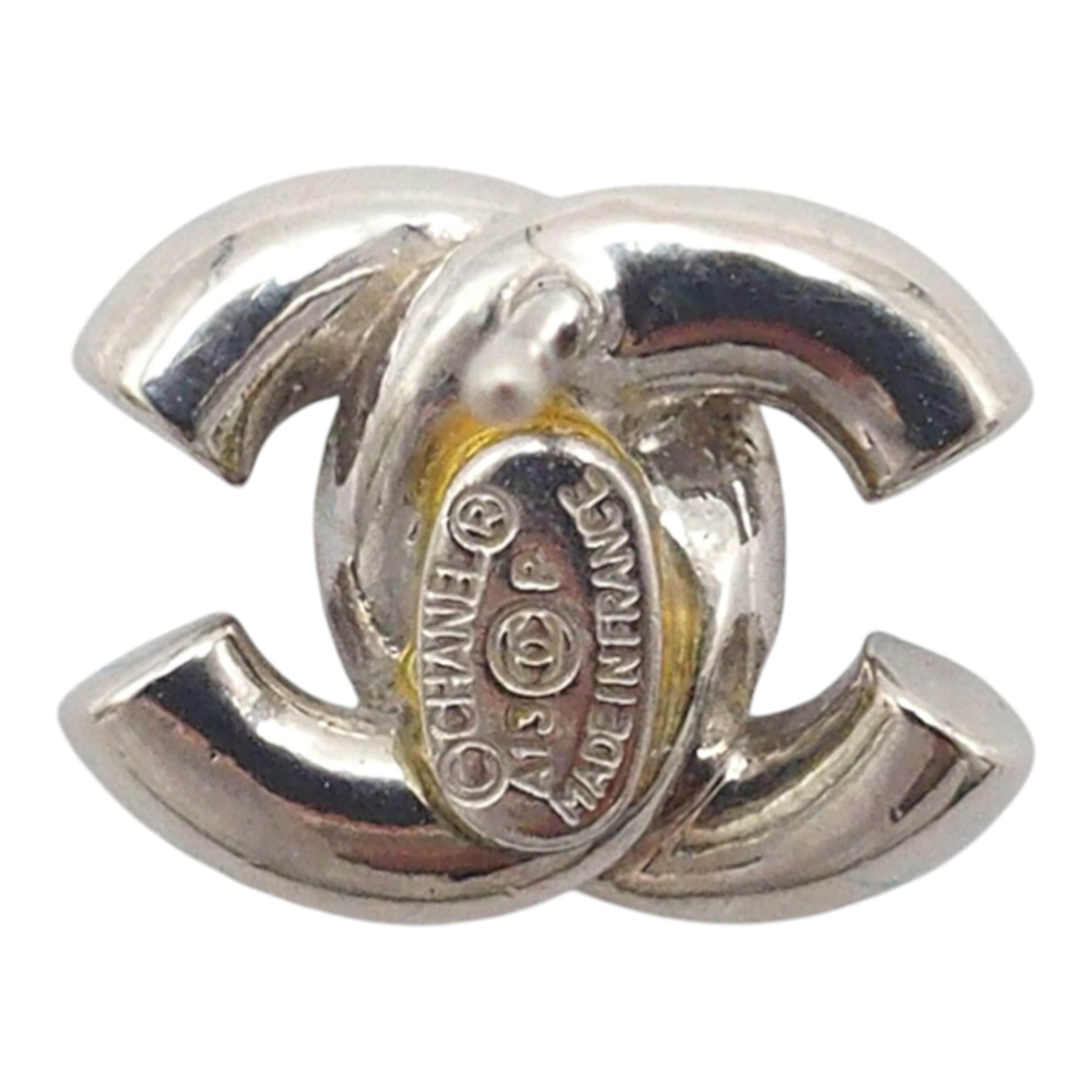 Chanel Cc Plated Brass Strass Push Back Earrings, från Luxclusif, i färgen silver. Klicka för att öppna bilden i stort format