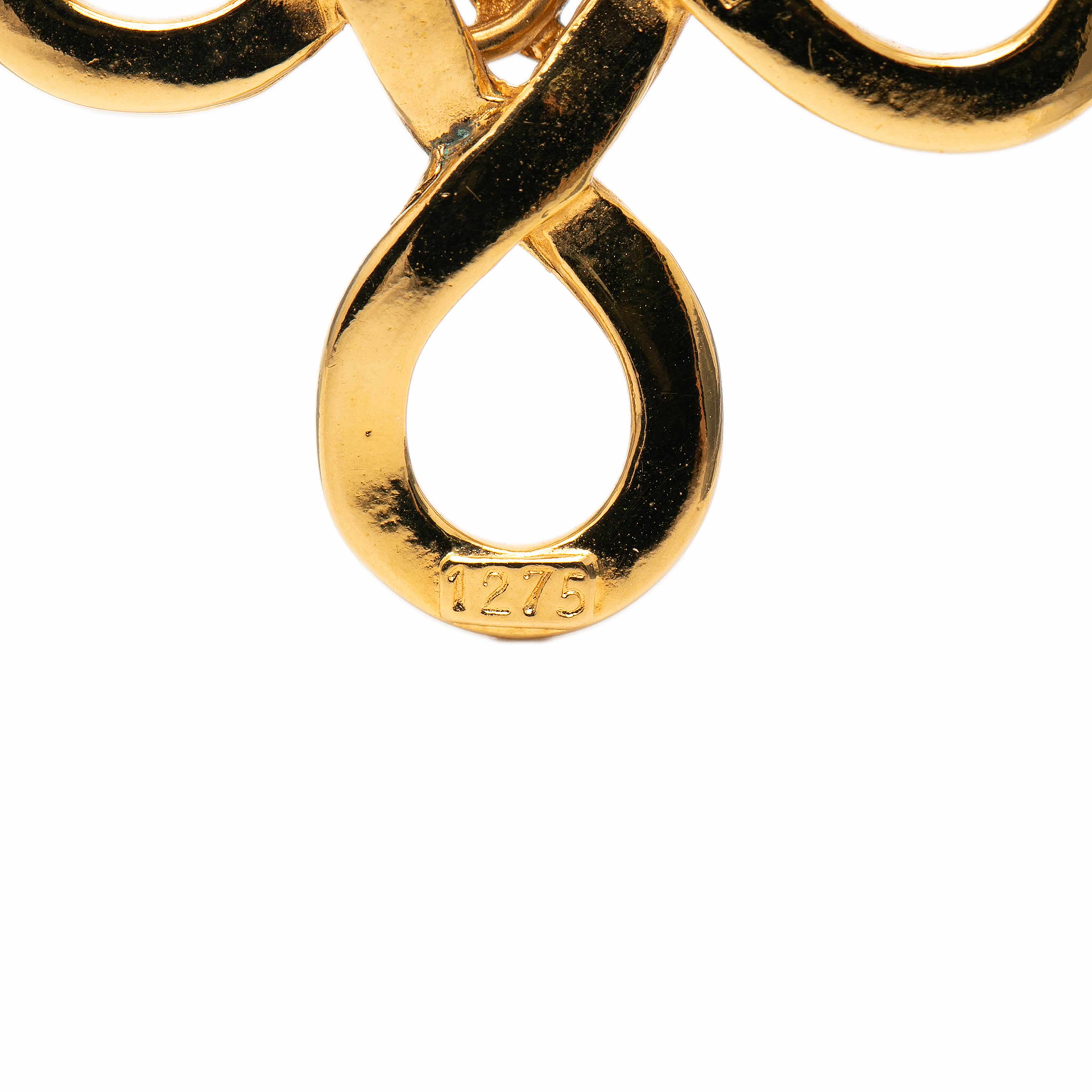 Chanel Cc Gold Plated Clover Knot Brooch, från Luxclusif, i färgen gold. Klicka för att öppna bilden i stort format