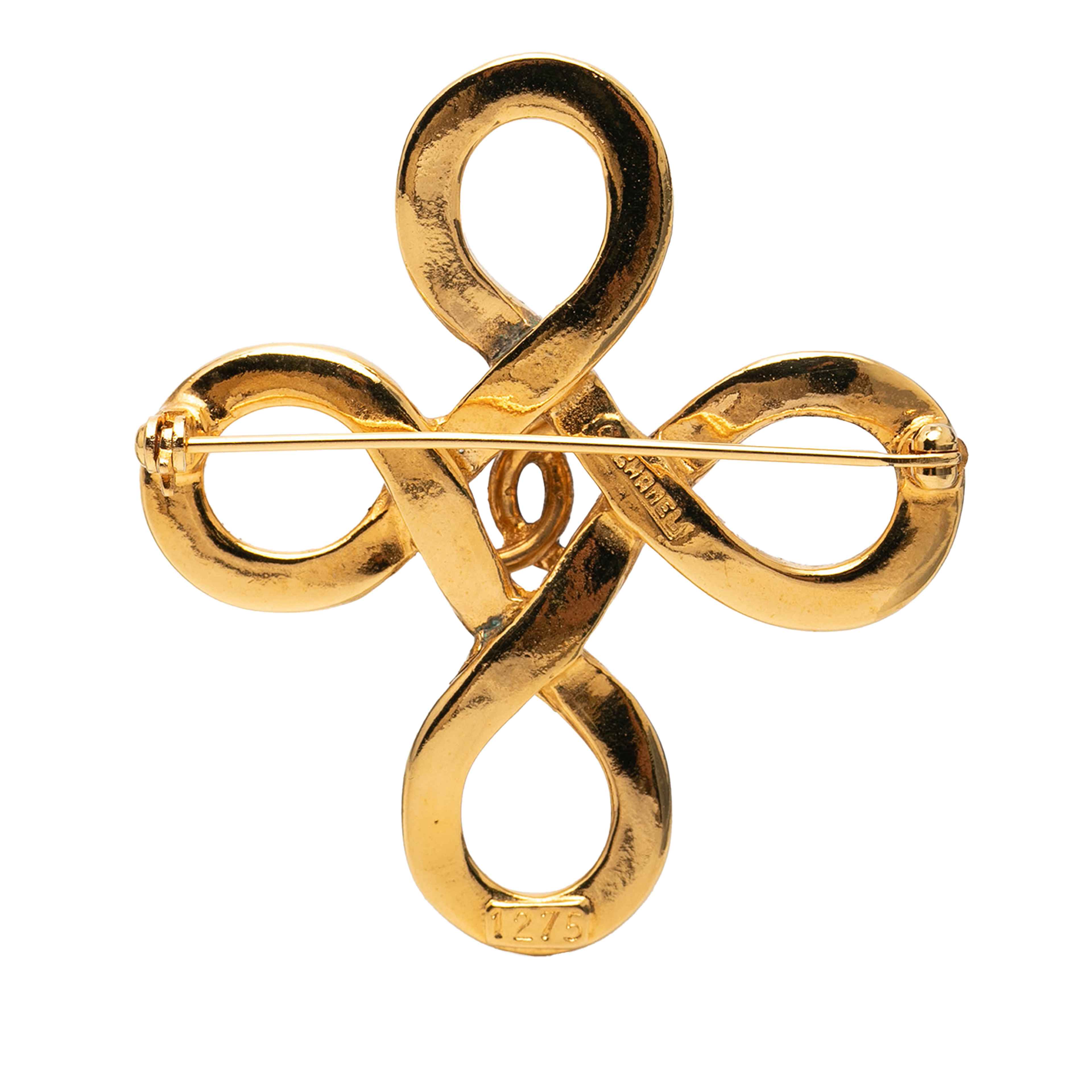 Chanel Cc Gold Plated Clover Knot Brooch, från Luxclusif, i färgen gold. Klicka för att öppna bilden i stort format