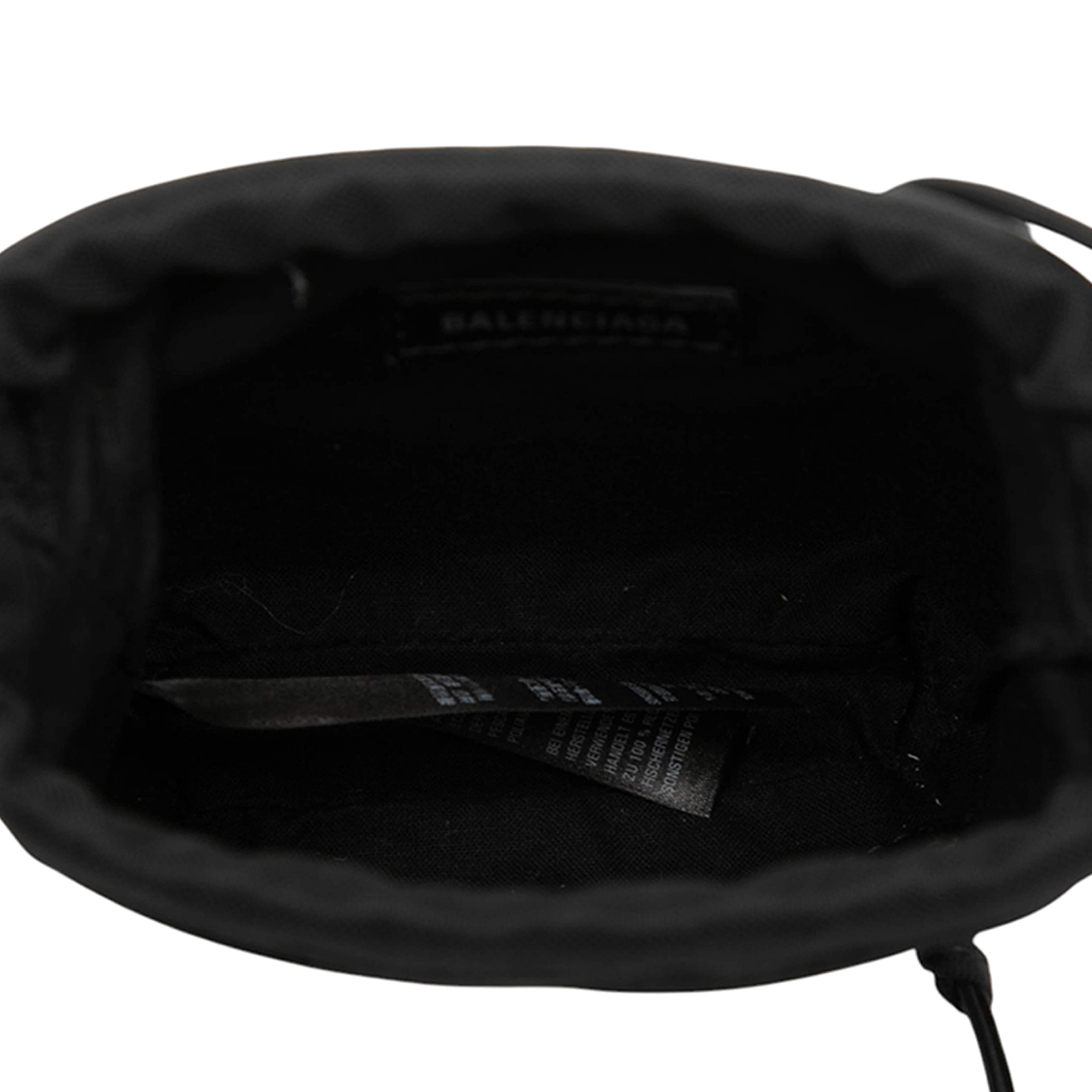 Balenciaga Leather Neo Basket Phone Holder, från Luxclusif, i färgen white. Klicka för att öppna bilden i stort format