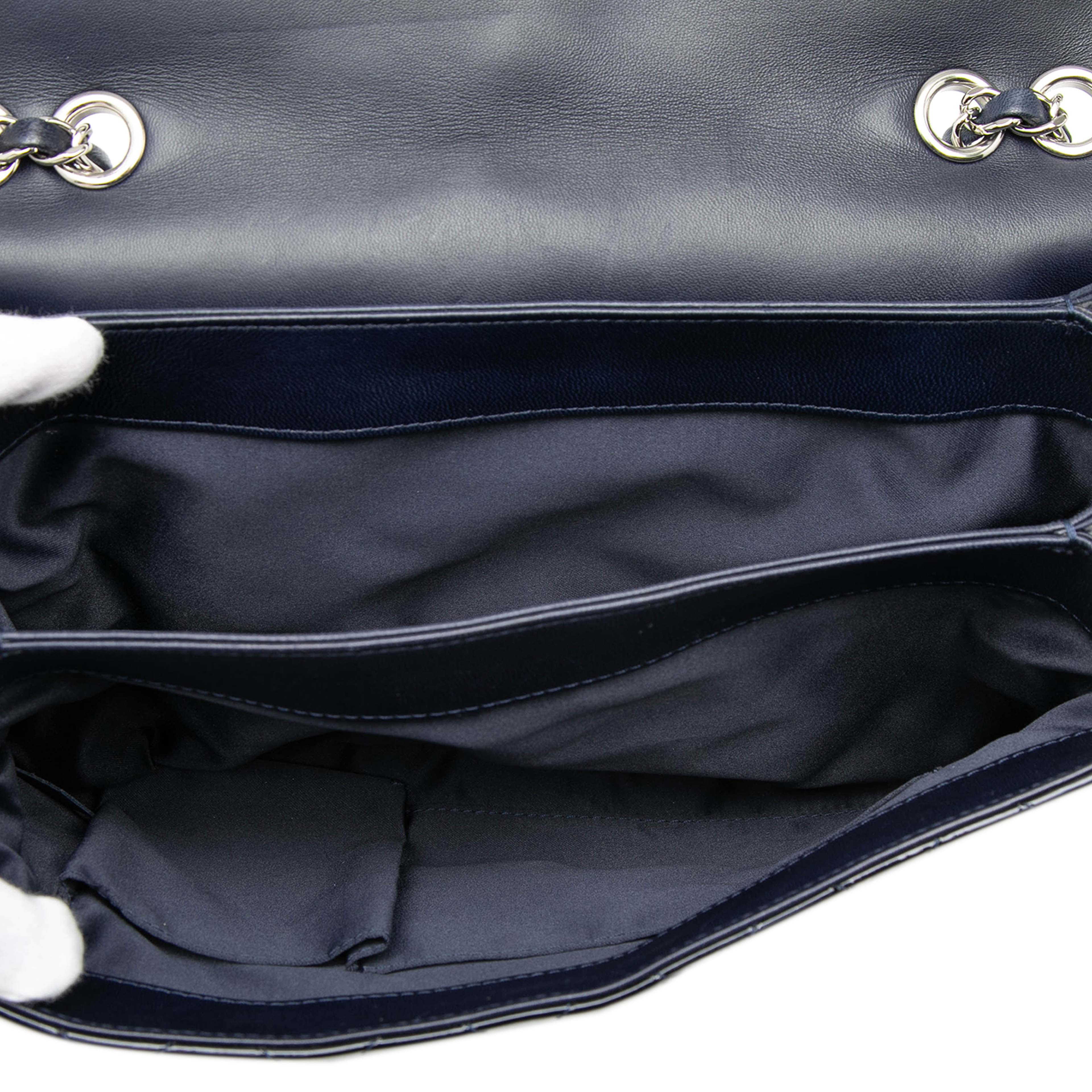 Chanel Jumbo Quilted Patent 3 Compartment Flap, från Luxclusif, i färgen navy. Klicka för att öppna bilden i stort format