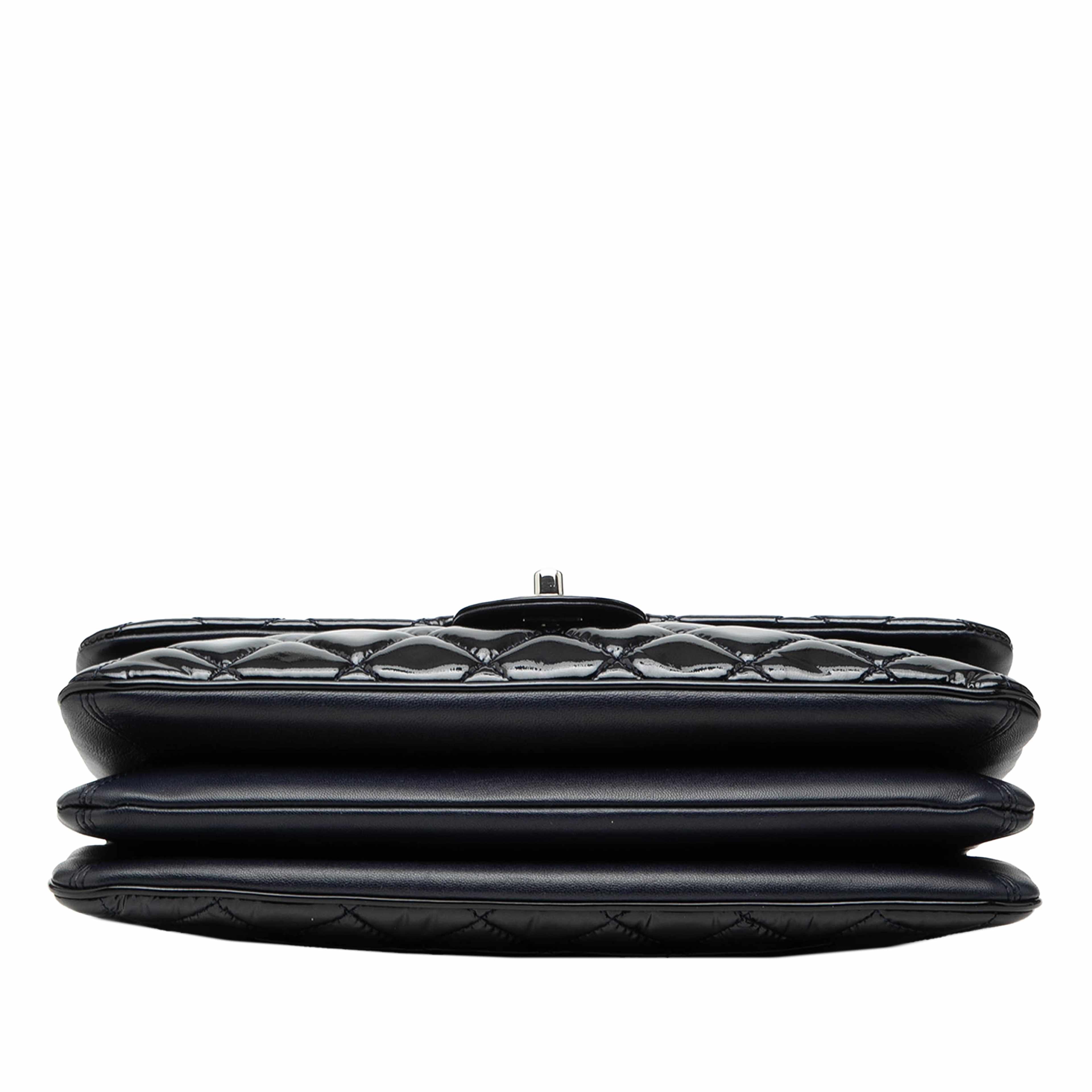 Chanel Jumbo Quilted Patent 3 Compartment Flap, från Luxclusif, i färgen navy. Klicka för att öppna bilden i stort format
