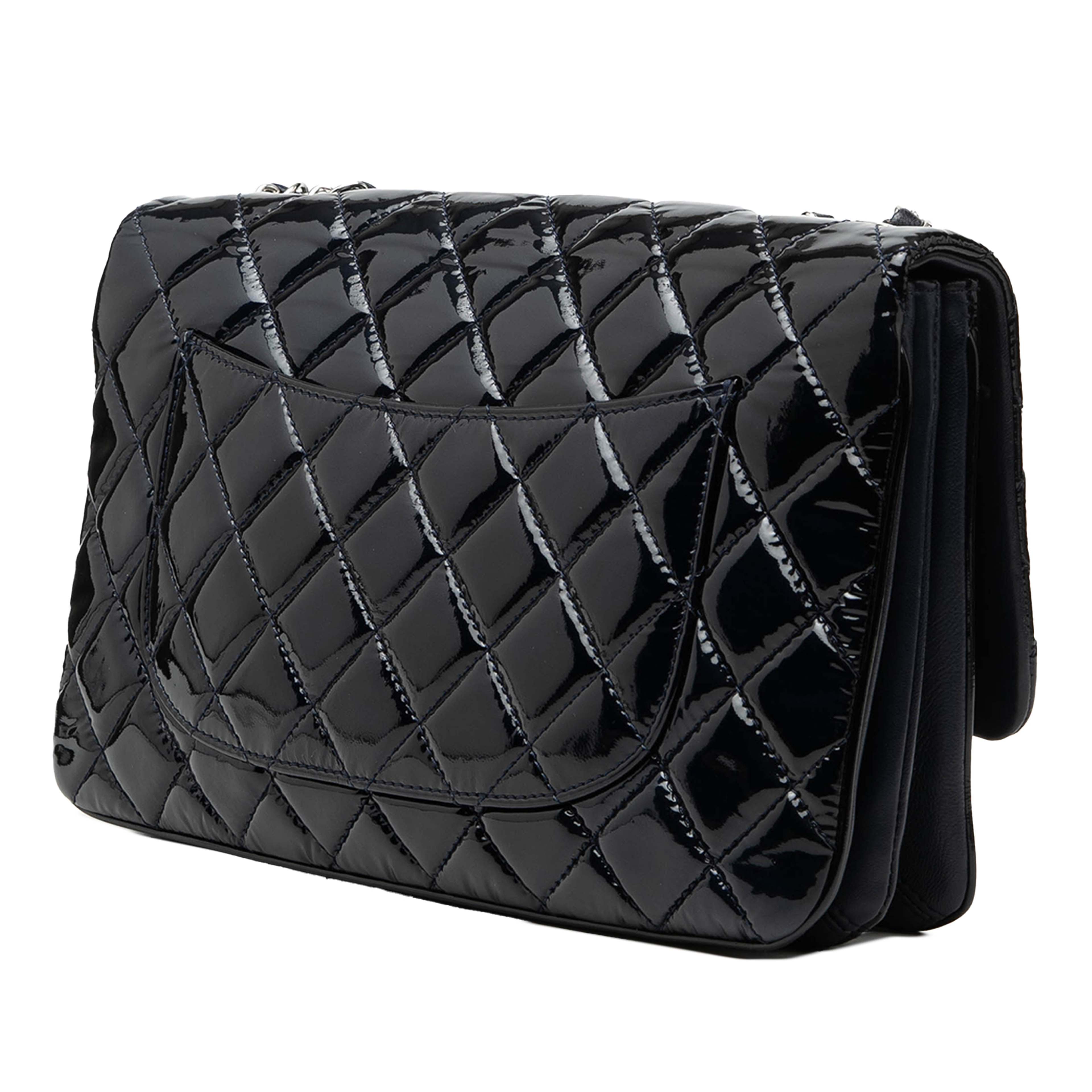 Chanel Jumbo Quilted Patent 3 Compartment Flap, från Luxclusif, i färgen navy. Klicka för att öppna bilden i stort format