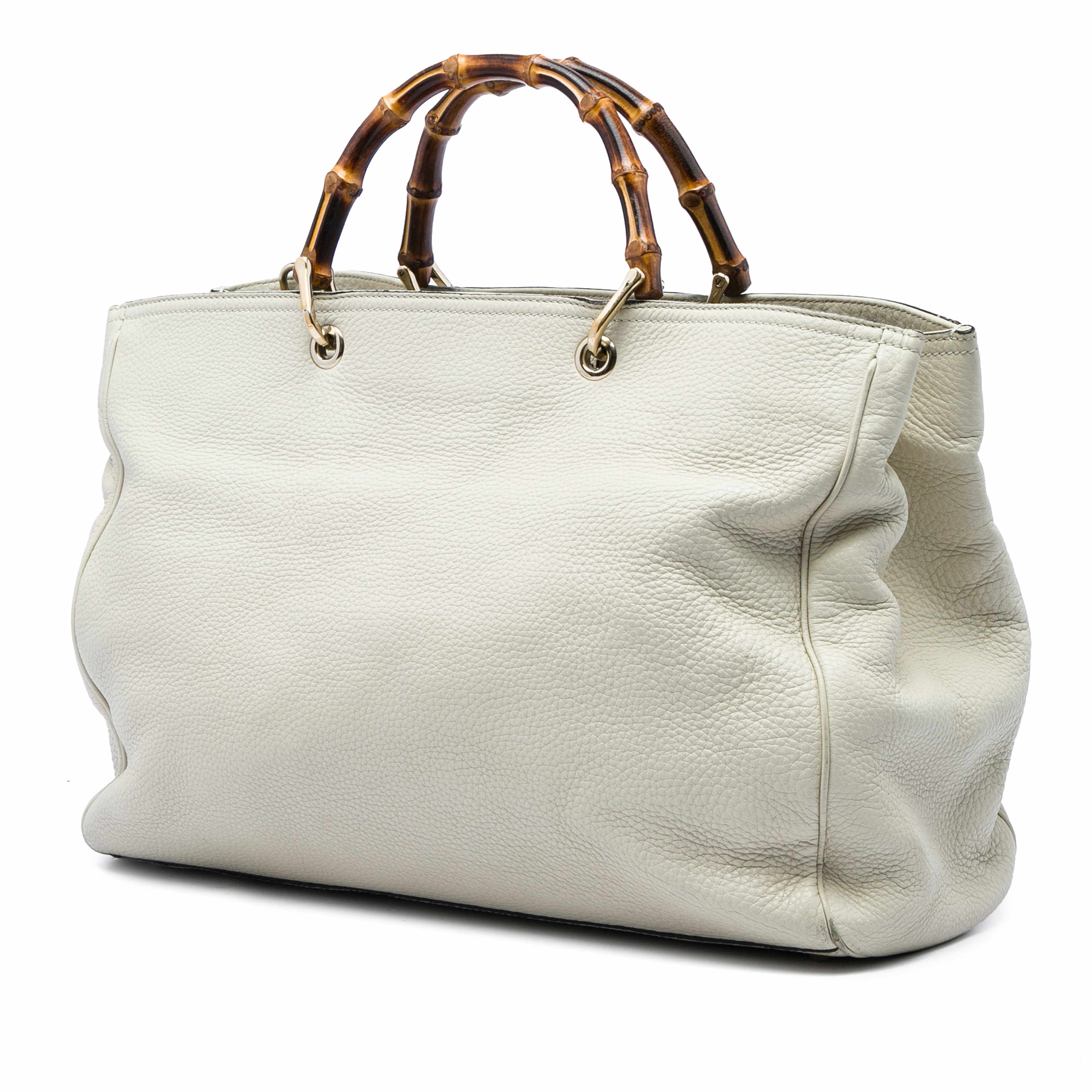 Gucci Large Calfskin Bamboo Shopper Satchel, från Luxclusif, i färgen vit. Klicka för att öppna bilden i stort format