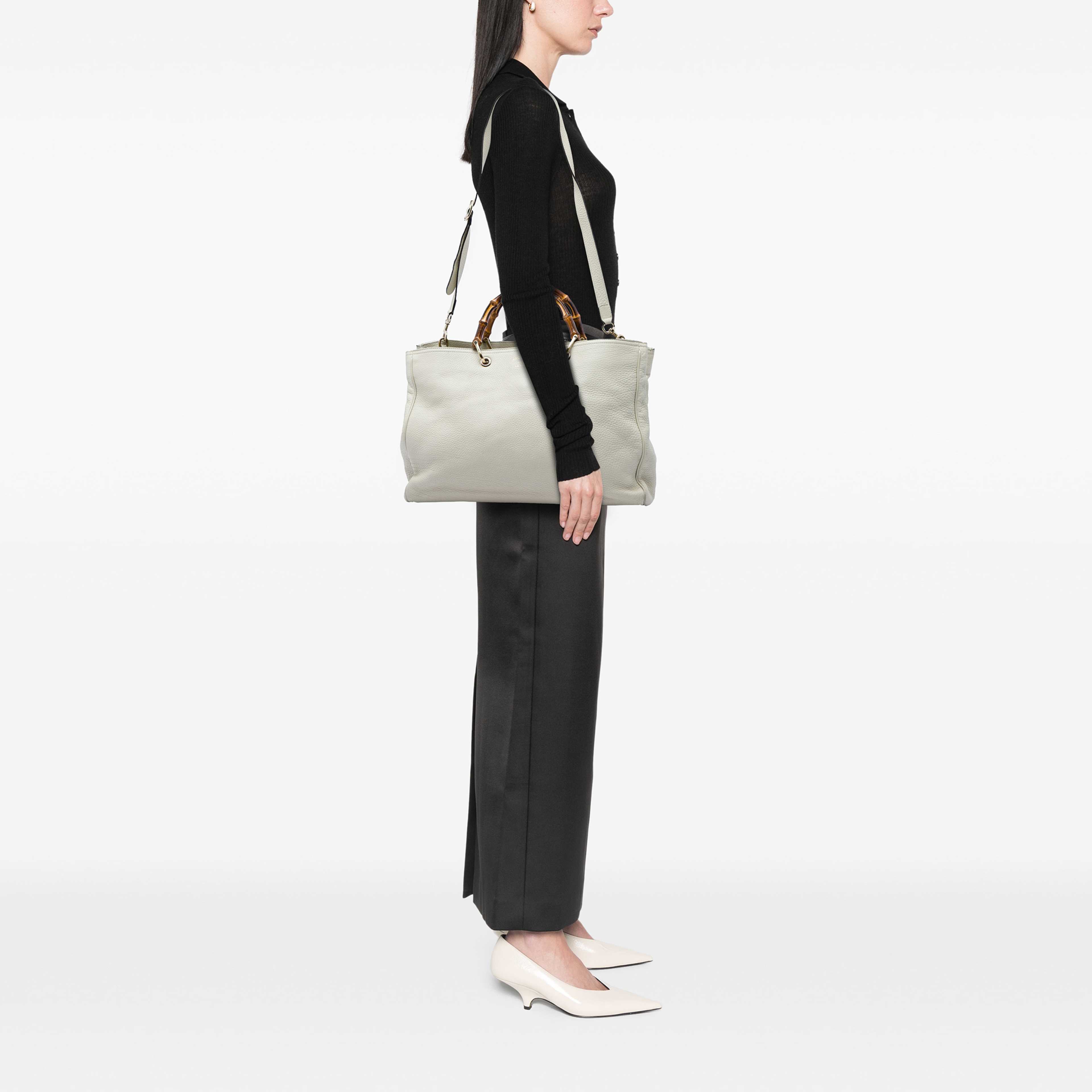 Gucci Large Calfskin Bamboo Shopper Satchel, från Luxclusif, i färgen vit. Klicka för att öppna bilden i stort format