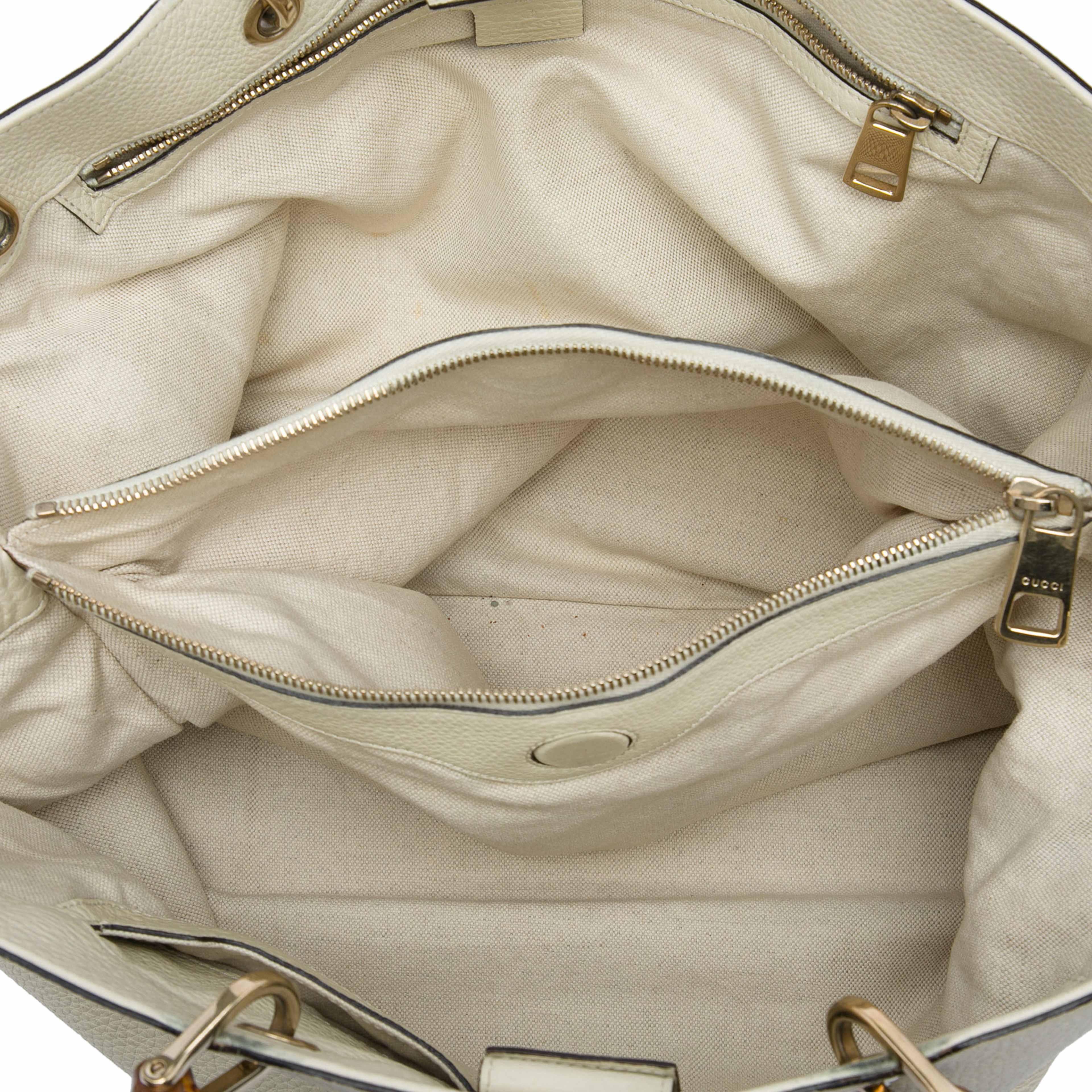 Gucci Large Calfskin Bamboo Shopper Satchel, från Luxclusif, i färgen vit. Klicka för att öppna bilden i stort format