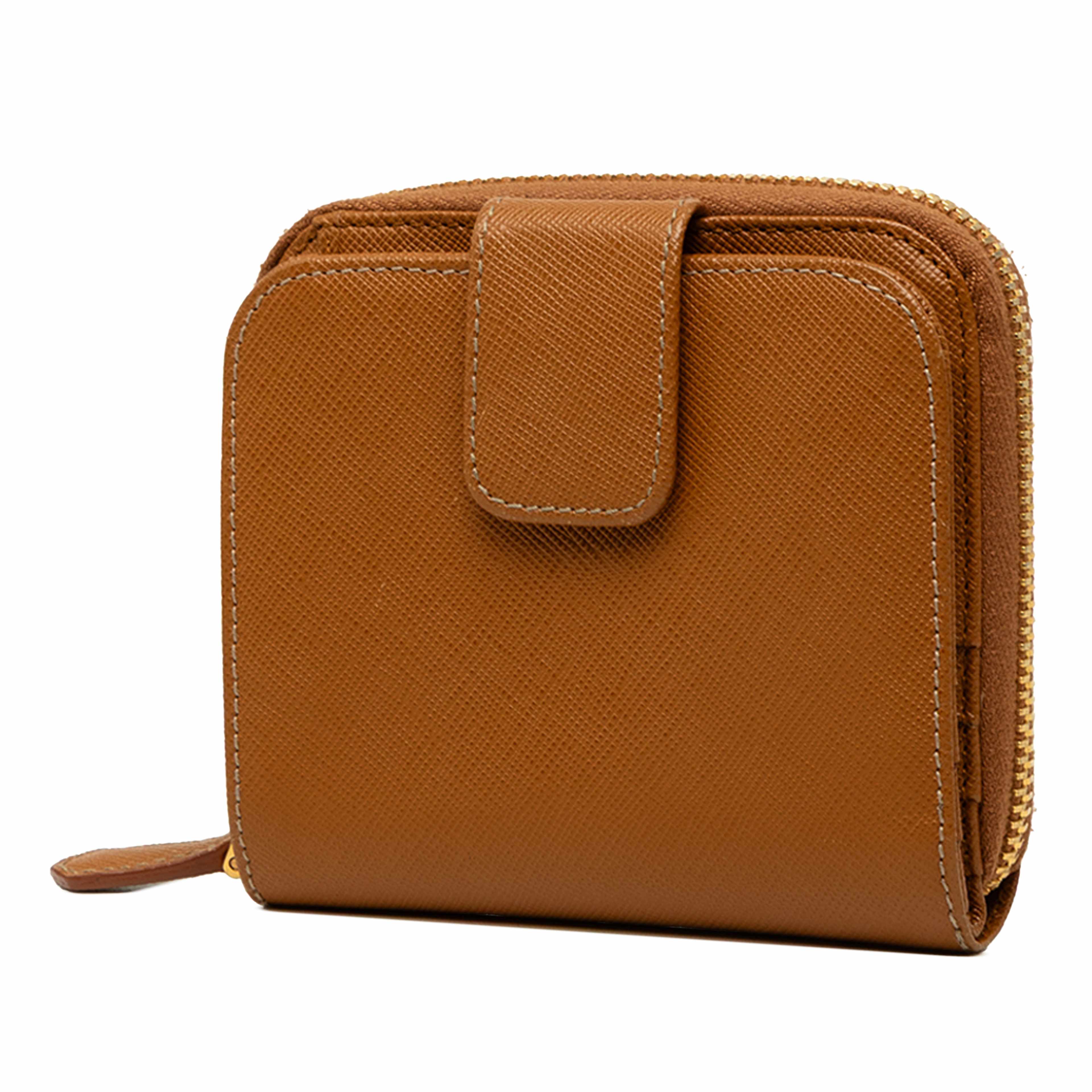 Prada Saffiano Zip Around Compact Wallet, från Luxclusif, i färgen brun. Klicka för att öppna bilden i stort format