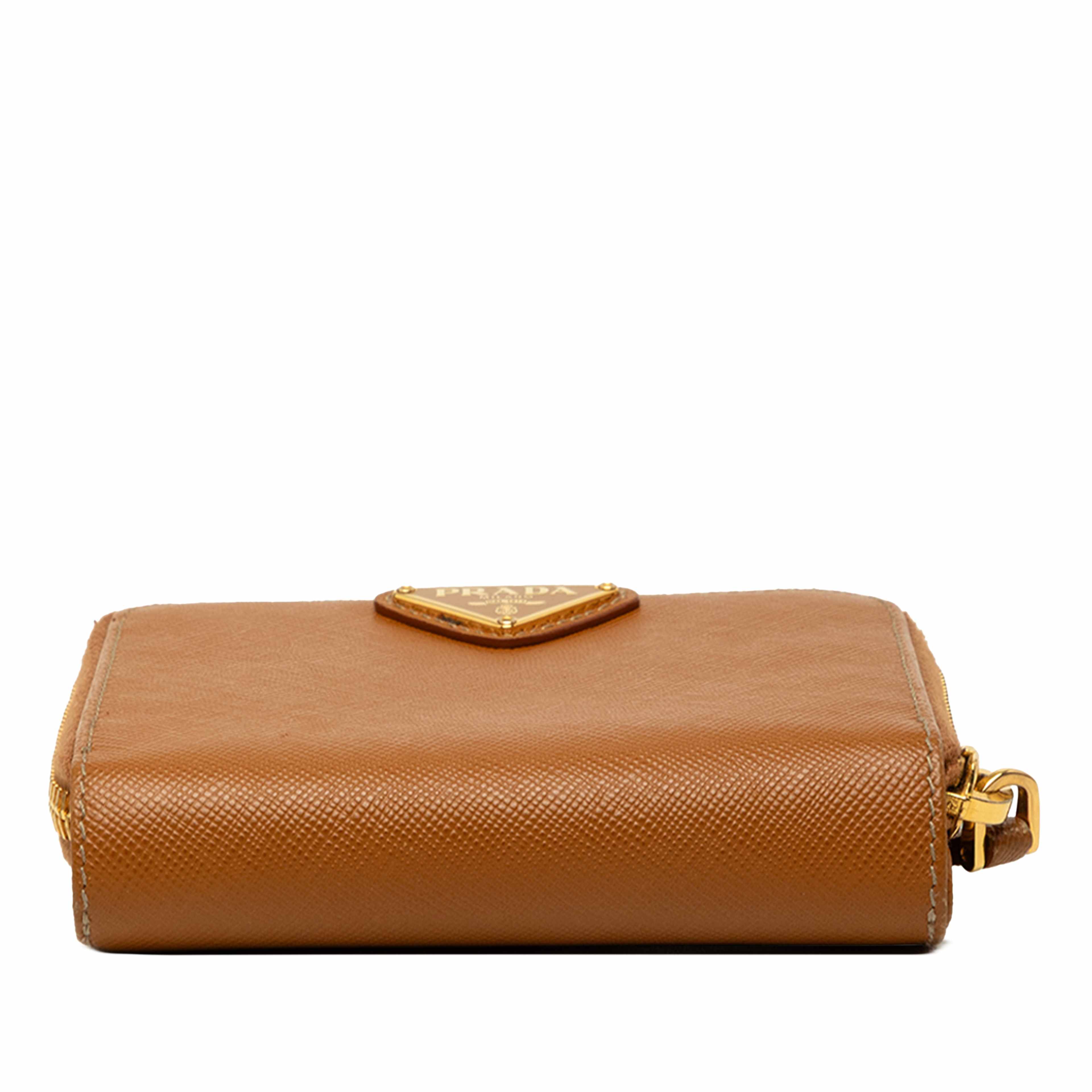 Prada Saffiano Zip Around Compact Wallet, från Luxclusif, i färgen brun. Klicka för att öppna bilden i stort format