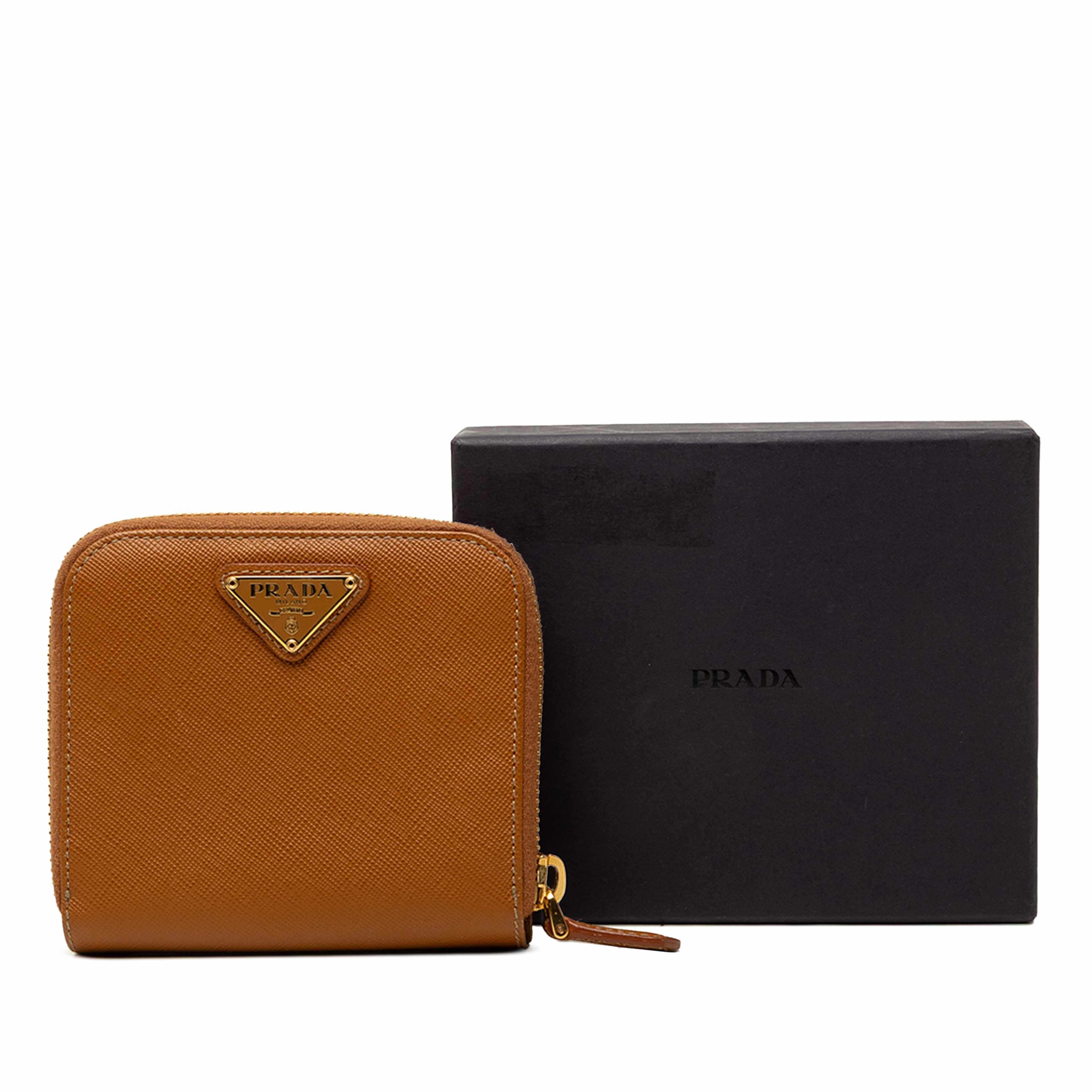 Prada Saffiano Zip Around Compact Wallet, från Luxclusif, i färgen brun. Klicka för att öppna bilden i stort format