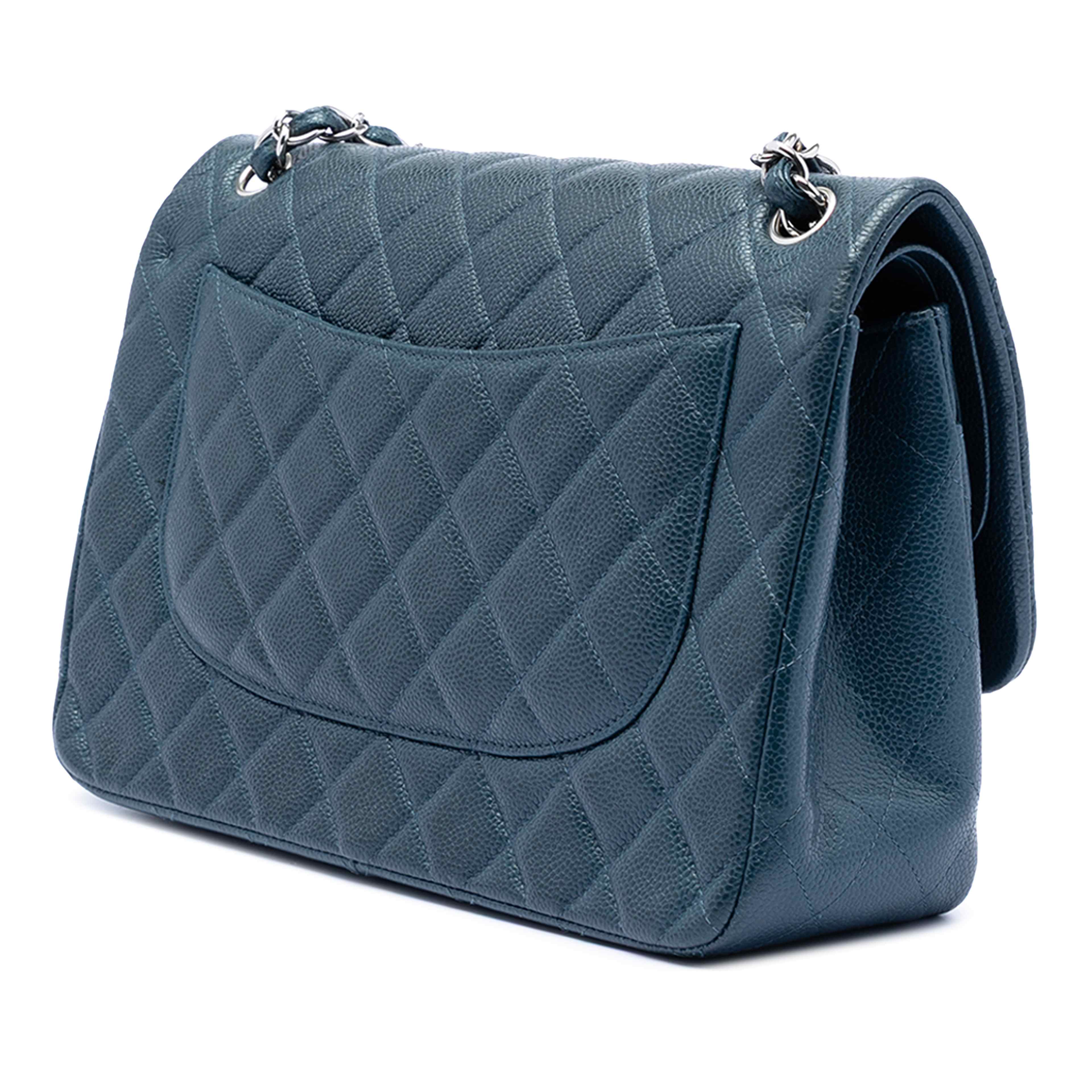 Chanel Jumbo Classic Caviar Double Flap, från Luxclusif, i färgen dark blue. Klicka för att öppna bilden i stort format