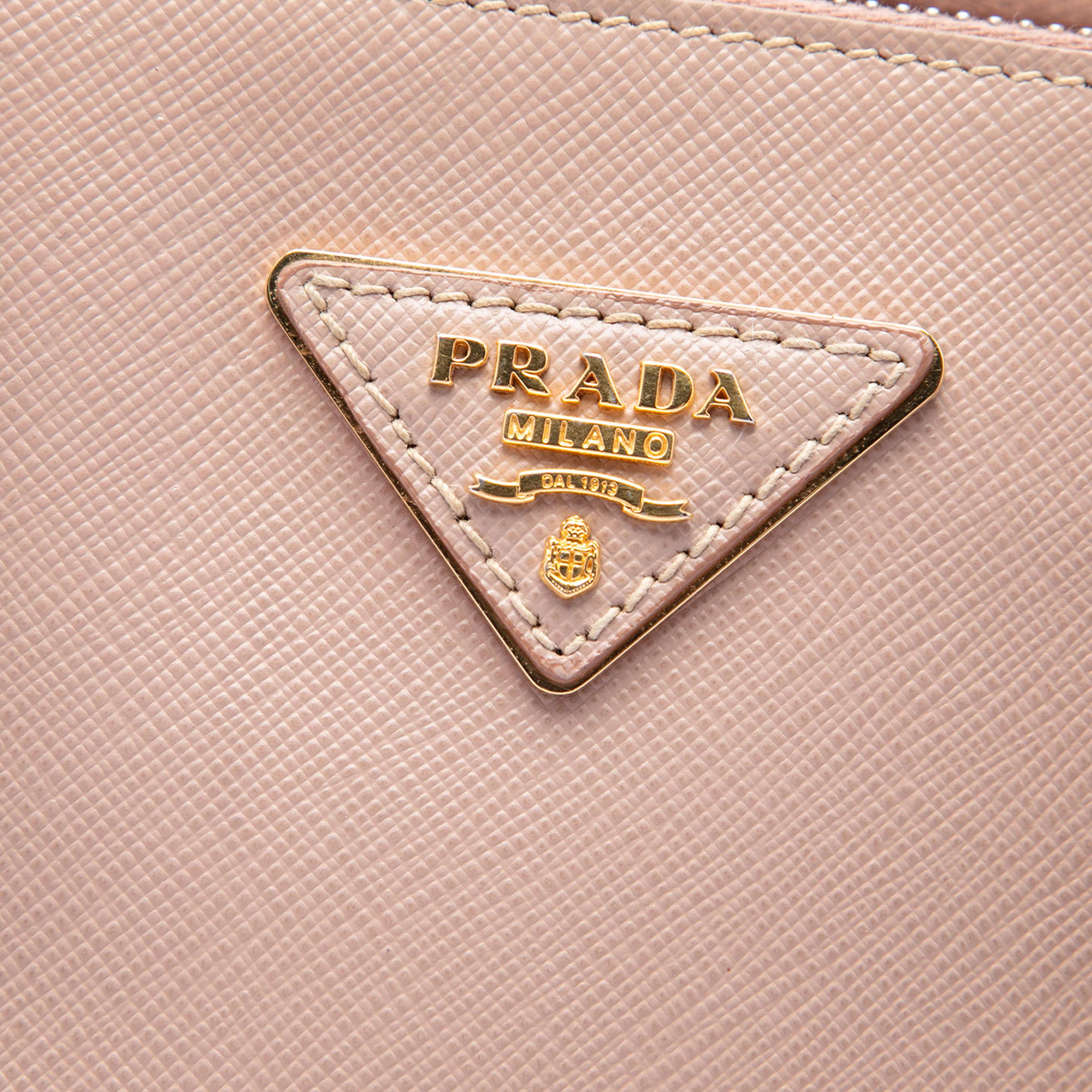 Prada Small Saffiano Lux Galleria Double Zip Satchel, från Luxclusif, i färgen light pink. Klicka för att öppna bilden i stort format