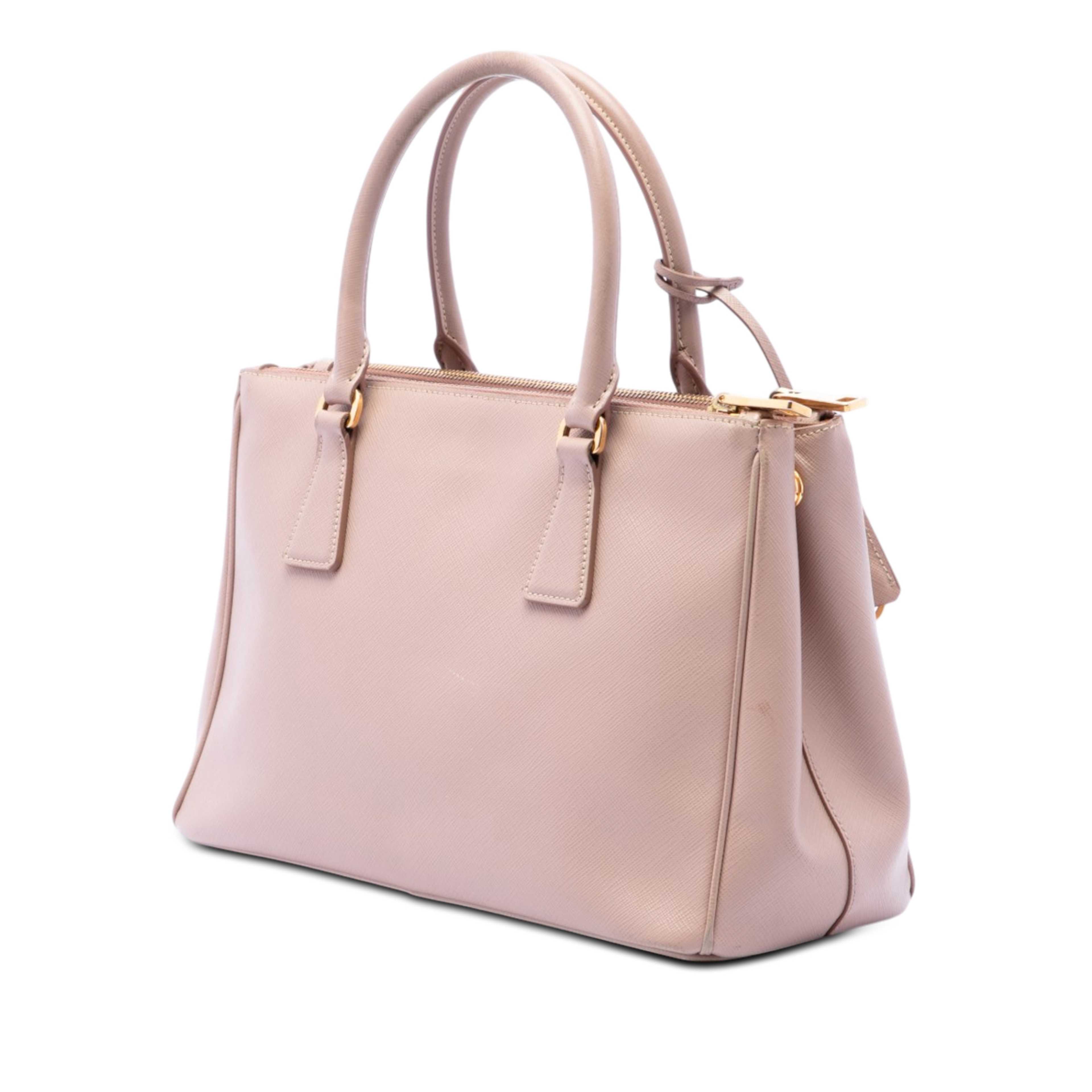 Prada Small Saffiano Lux Galleria Double Zip Satchel, från Luxclusif, i färgen rosa. Klicka för att öppna bilden i stort format