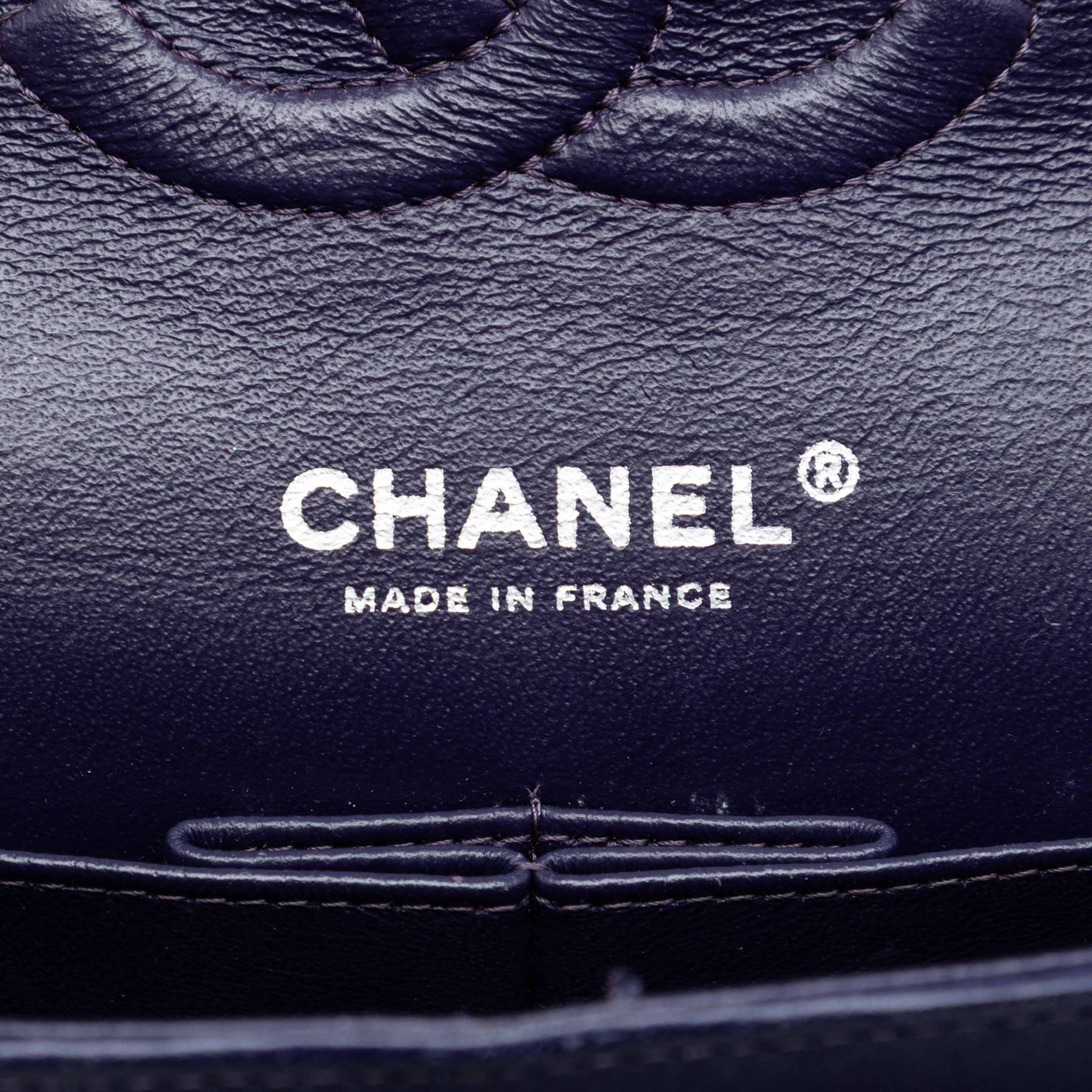Chanel Medium Classic Lambskin Double Flap, från Luxclusif, i färgen dark purple. Klicka för att öppna bilden i stort format
