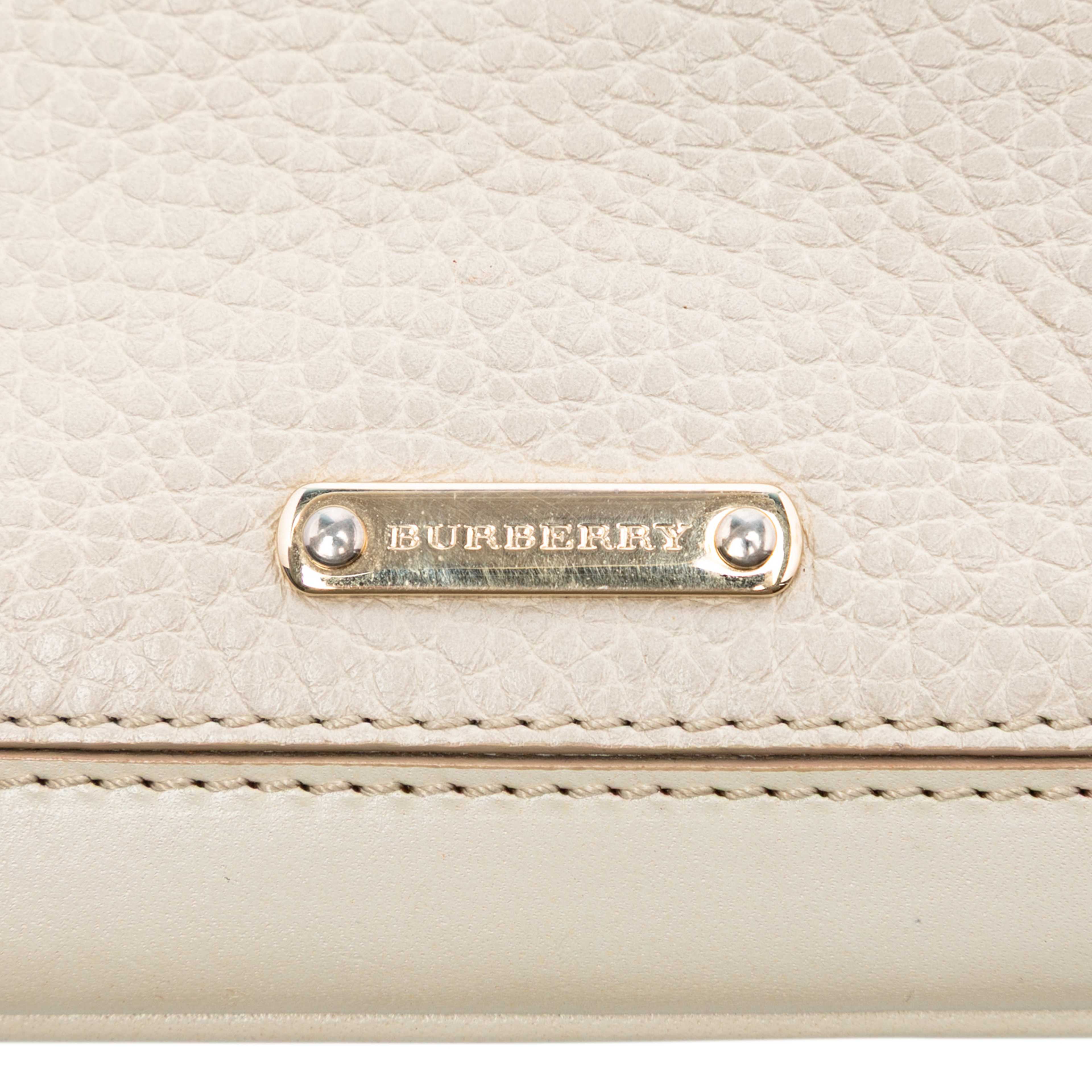 Burberry Leather Tassel Chain Crossbody, från Luxclusif, i färgen light beige. Klicka för att öppna bilden i stort format
