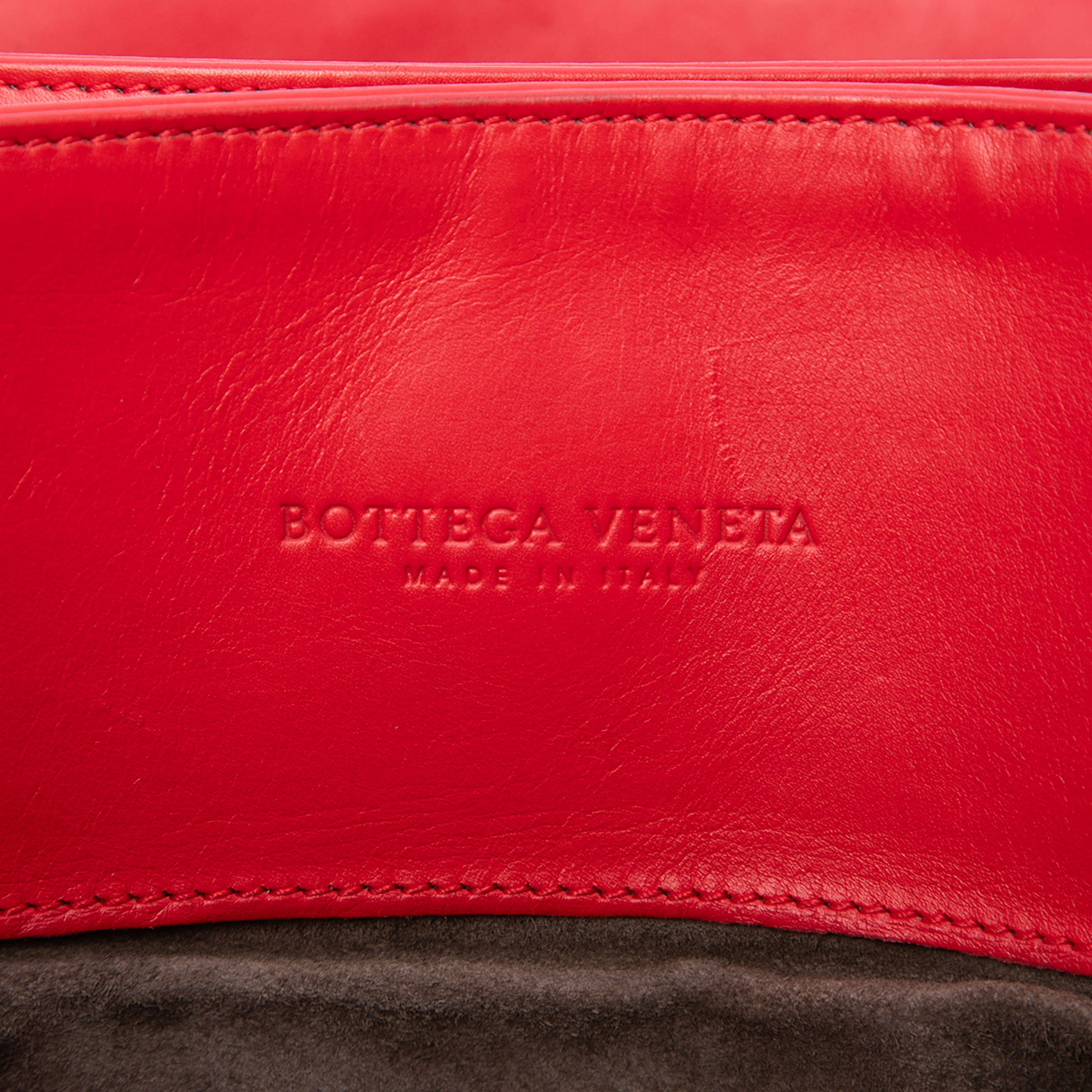 Bottega Veneta Medium Nappa Intrecciato Roma Tote, från Luxclusif, i färgen röd. Klicka för att öppna bilden i stort format